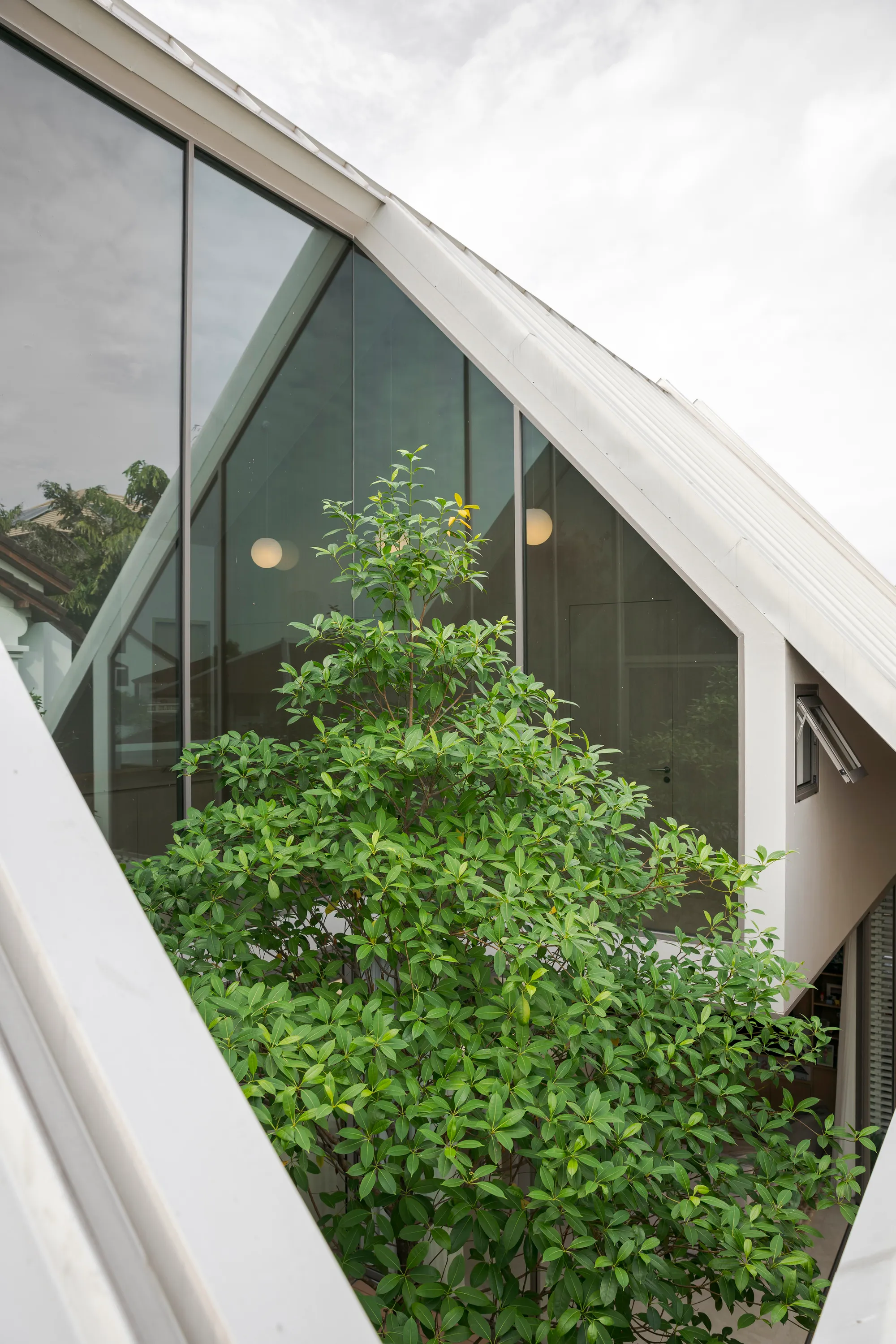 Anonym Turns a Family Lawn in Bangkok into a Courtyard House for Two Generations
