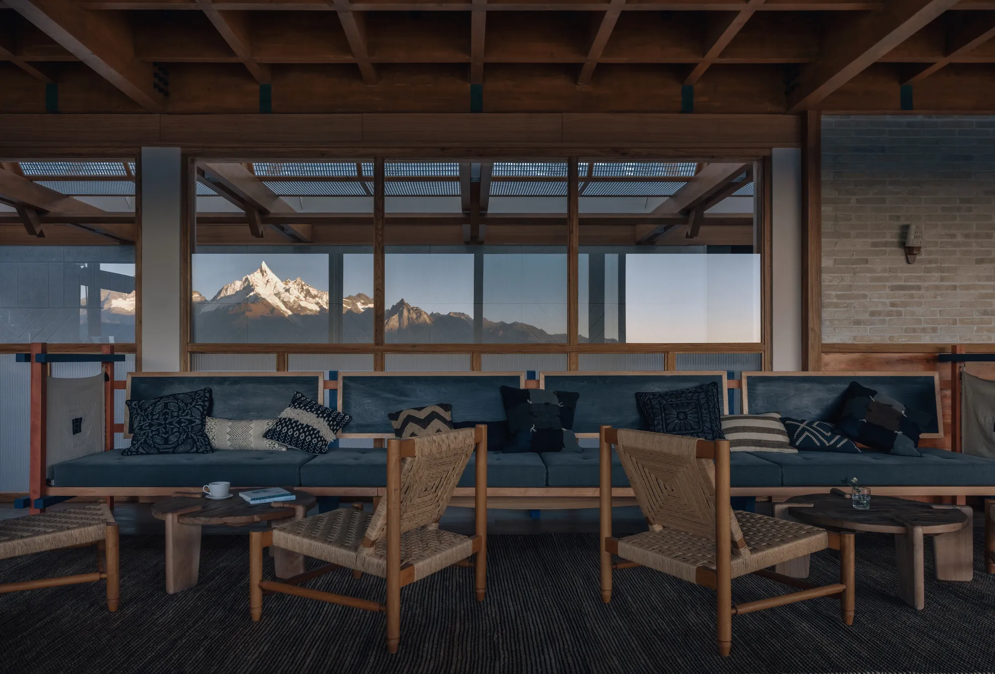 Moguang Studio Carves a Meditative Hotel into the Tourist Chaos of Meili Snow Mountain