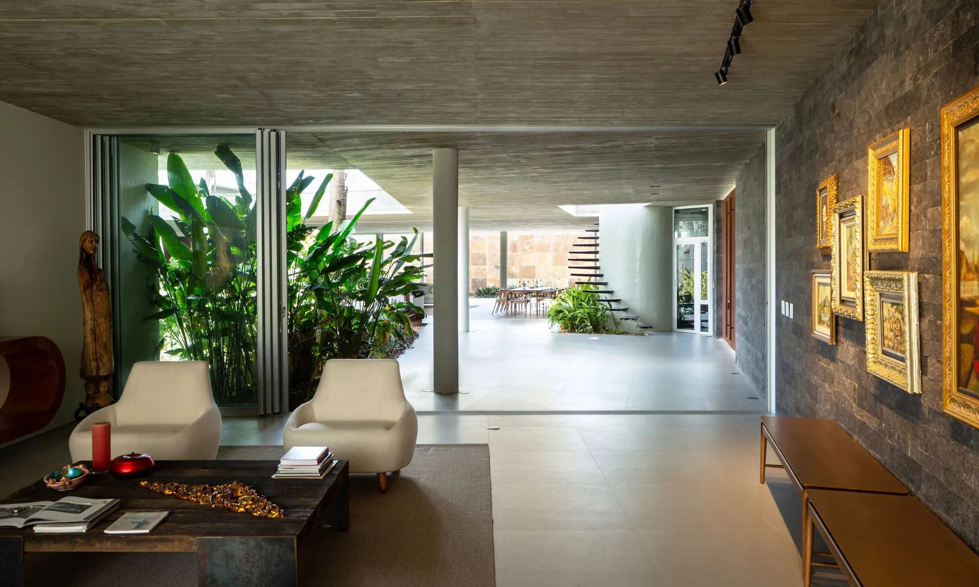 Fernandes Atem Arquitetos Builds a 1,400 m² House in Eusébio as One Continuous Porch