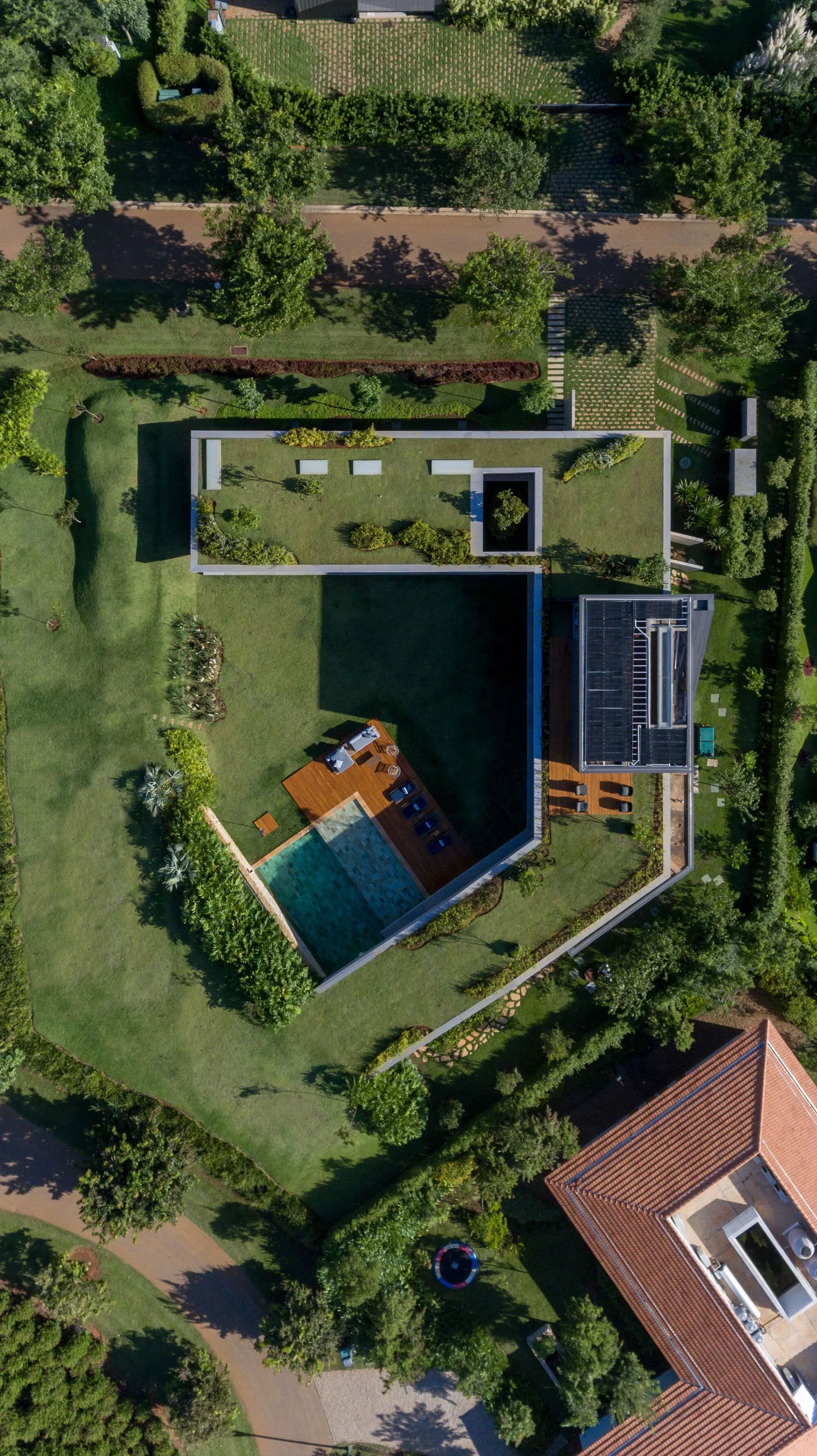FGMF Buries a House Under Its Own Garden in the São Paulo Countryside