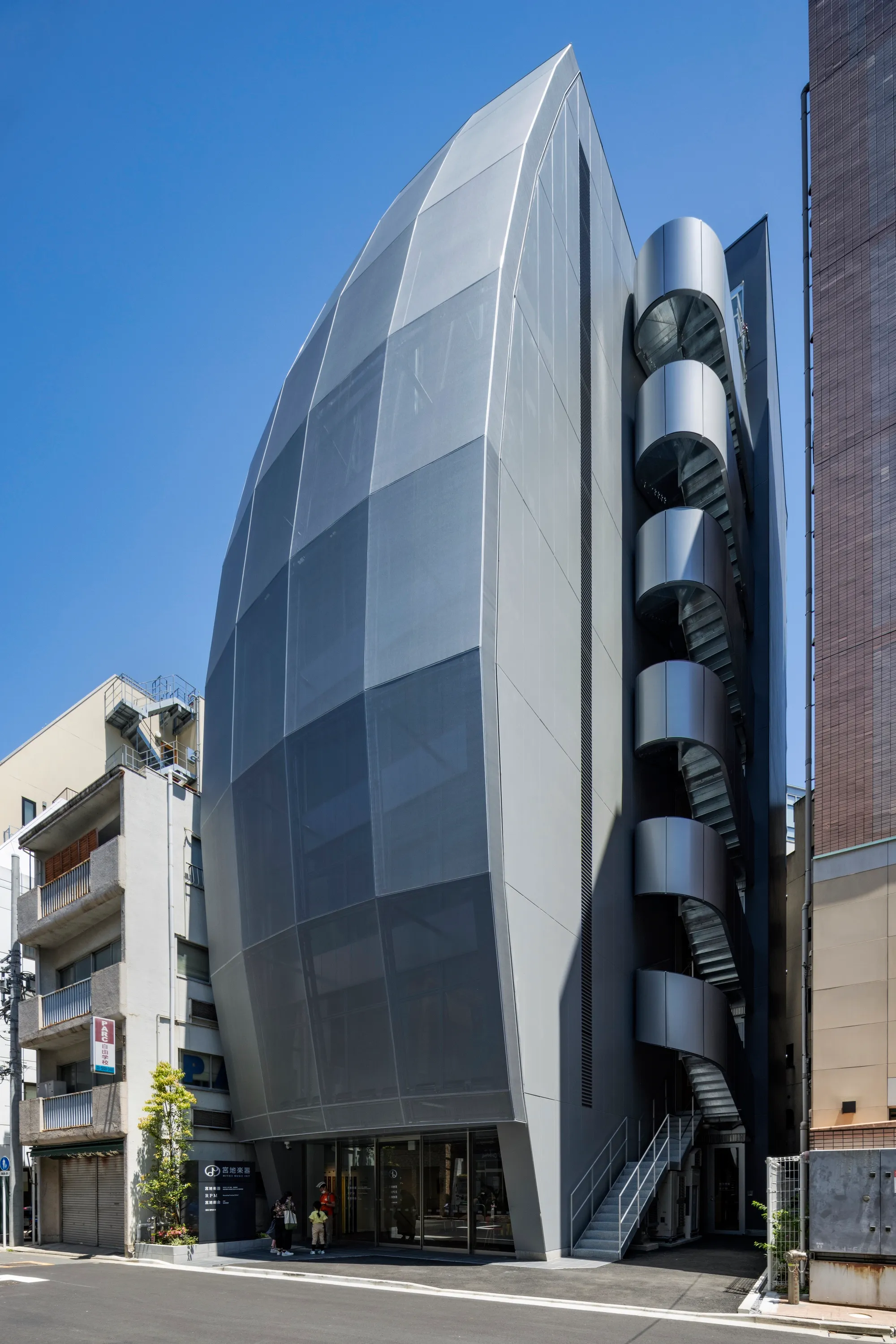 Kensuke Aisaka Wraps a Tokyo Music Building in a Mesh Membrane That Sings to the Street