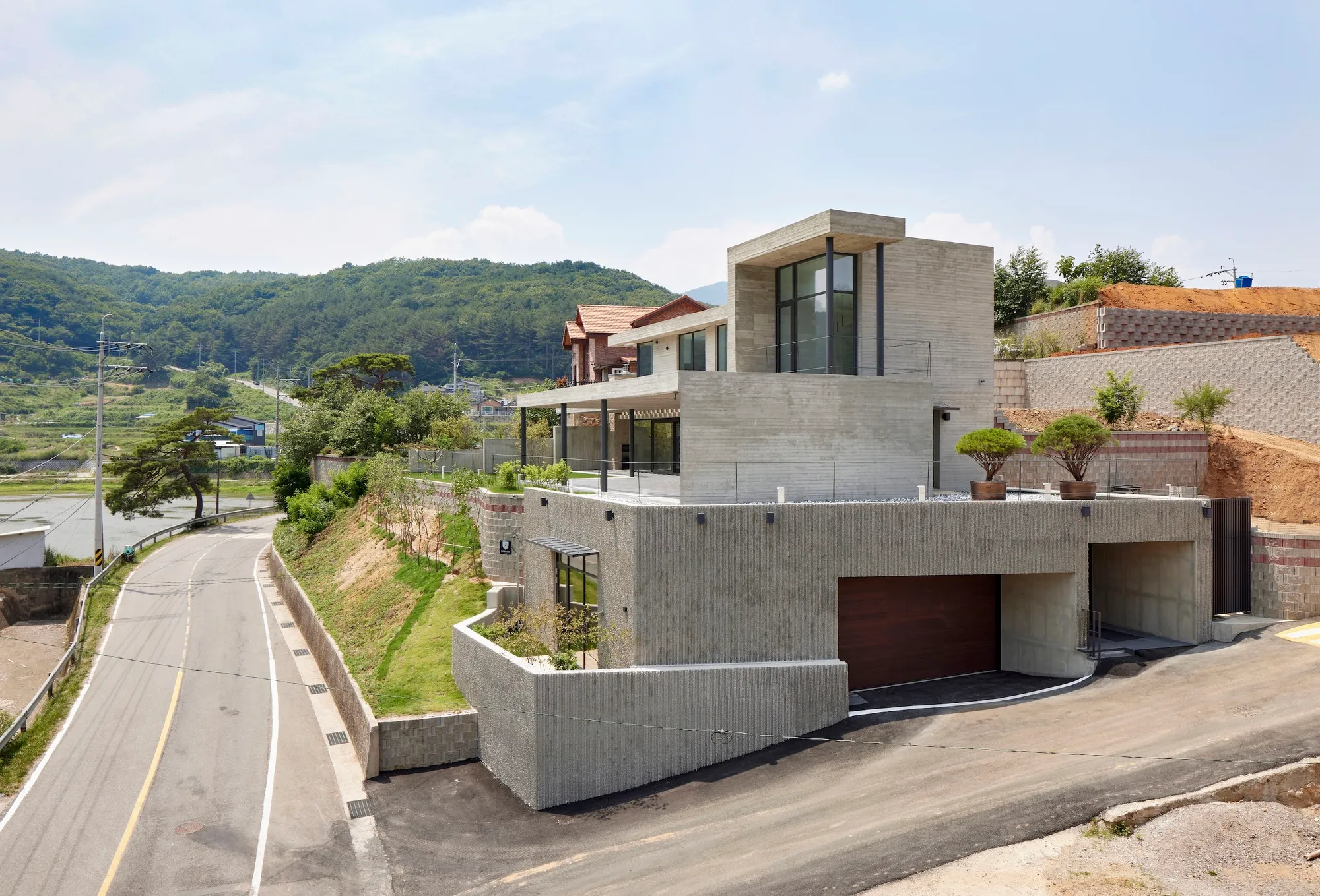 SMxL Architects Carve a Concrete Panorama House into a Korean Hillside