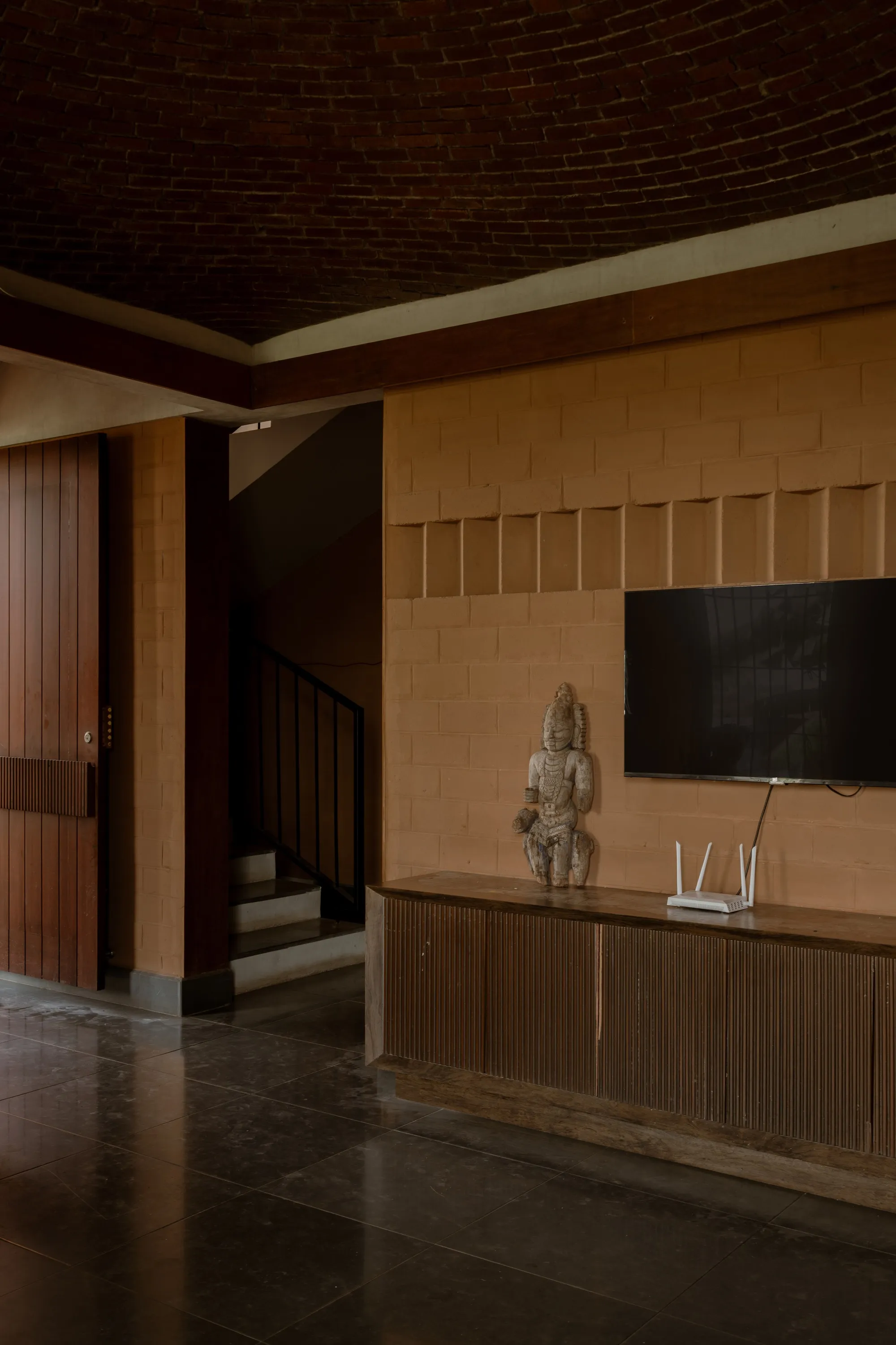 Aagaram Architects Weaves Earth and Brick into a Vaulted Mud House in Hosur