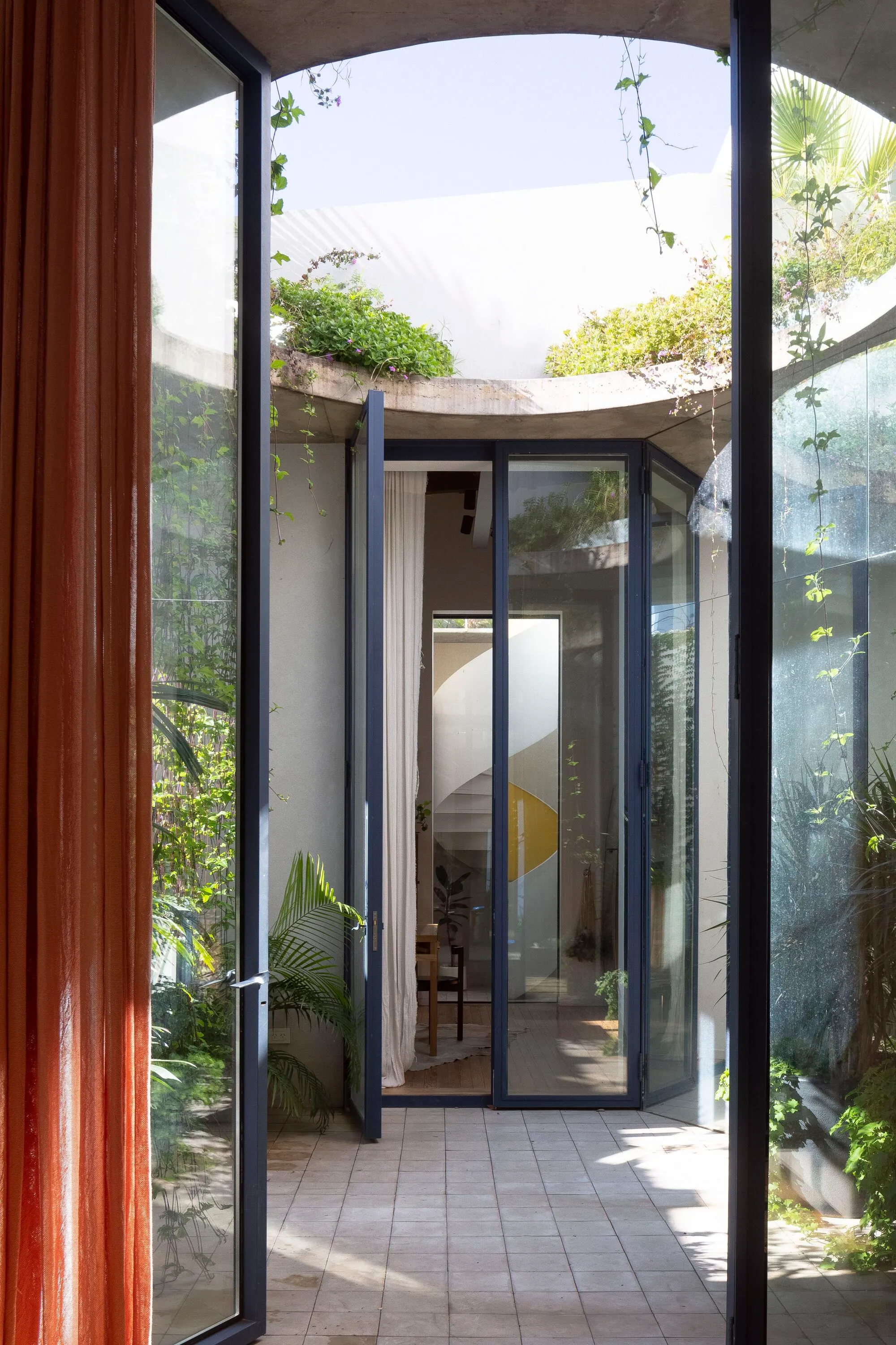 Giusto Van Campenhout Carves Light and Garden into a Buenos Aires Chorizo House