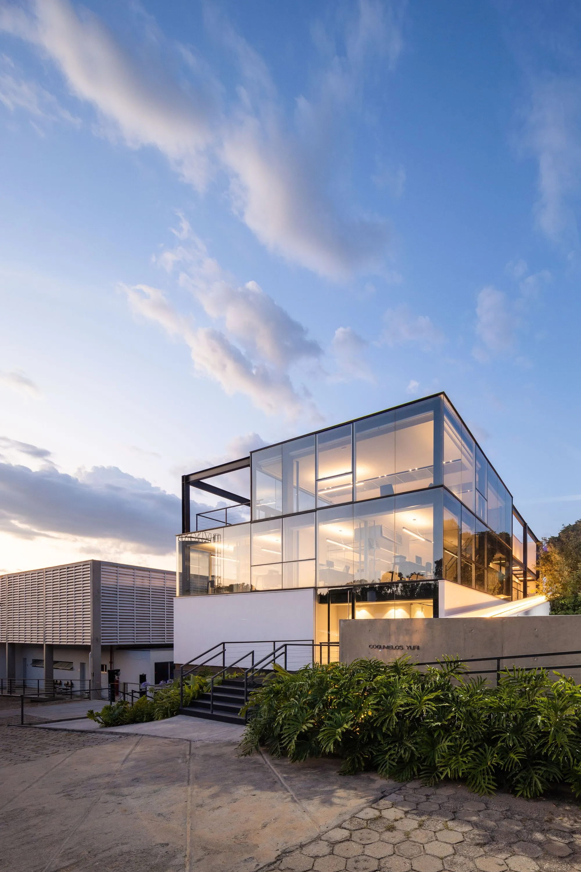 Ponto de Apoio Stacks Offices and an Auditorium on Top of a Mushroom Cold Chamber in Brazil