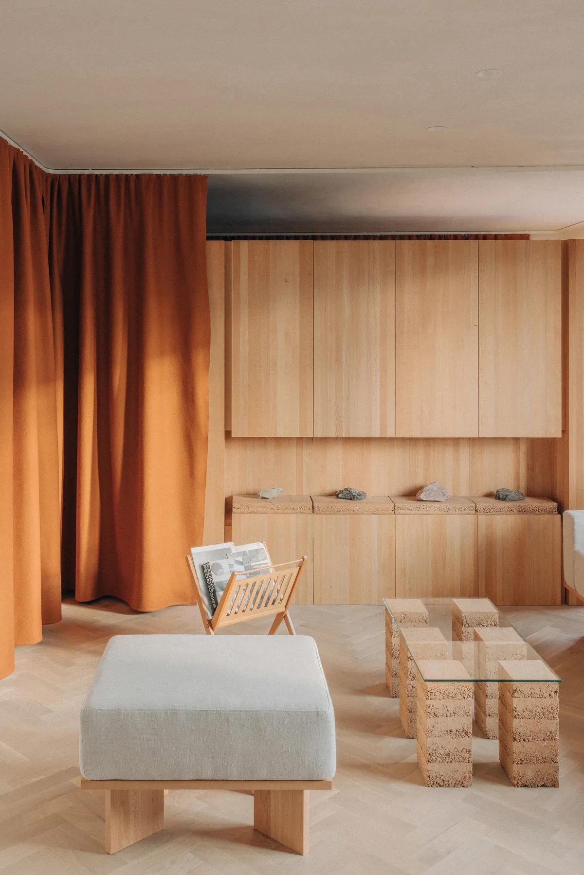 Projekt V Arhitektura Crafts a 50 m² Sarajevo Apartment from Earth, Clay, and Post-War Resilience
