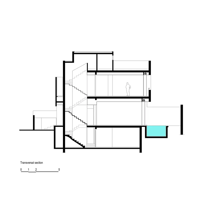 Transversal section drawing showing three-story layout with central staircase and rooftop pool highlighted in blue