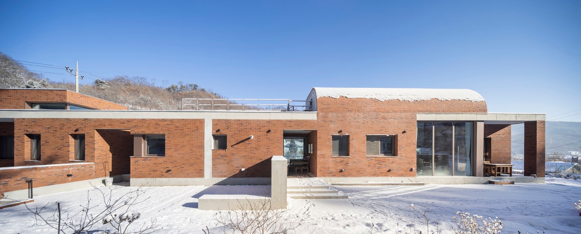 1990uao Stretches a Brick House Across a Korean Hillside Like a Village Wall