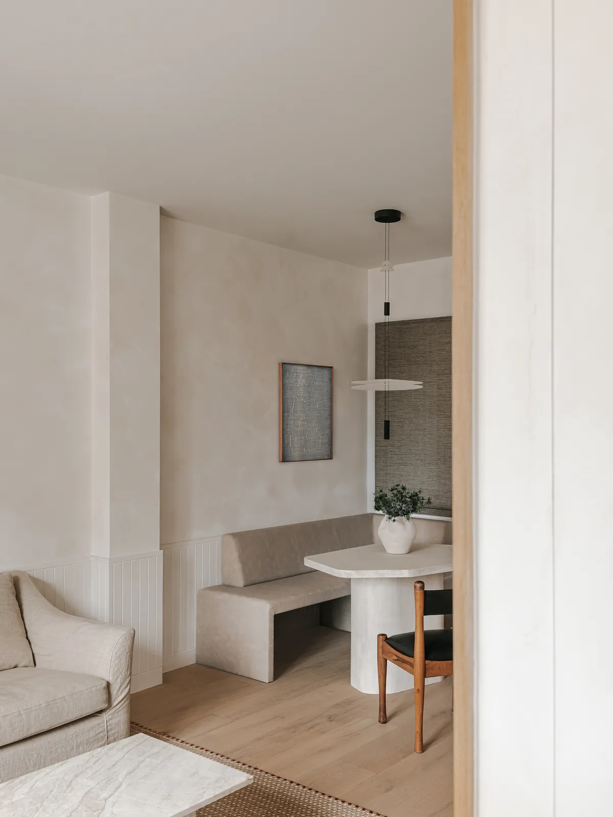 De la Villa Studio Lines a Barcelona Apartment with Timber, Steel, and Stone on Avinguda Diagonal