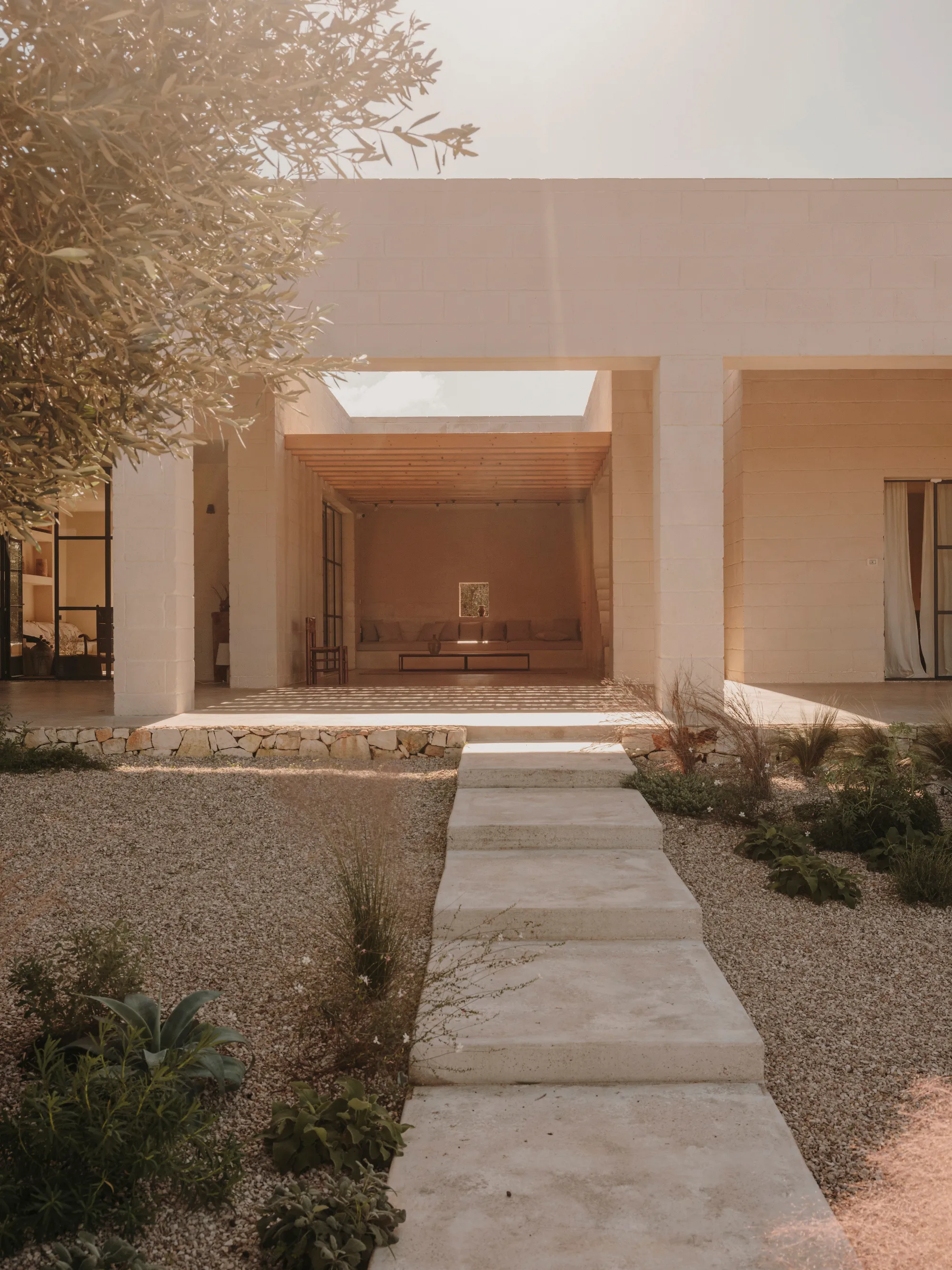 Studio Andrew Trotter Trades Puglia's White Vaults for a Pink Limestone Villa in Carovigno