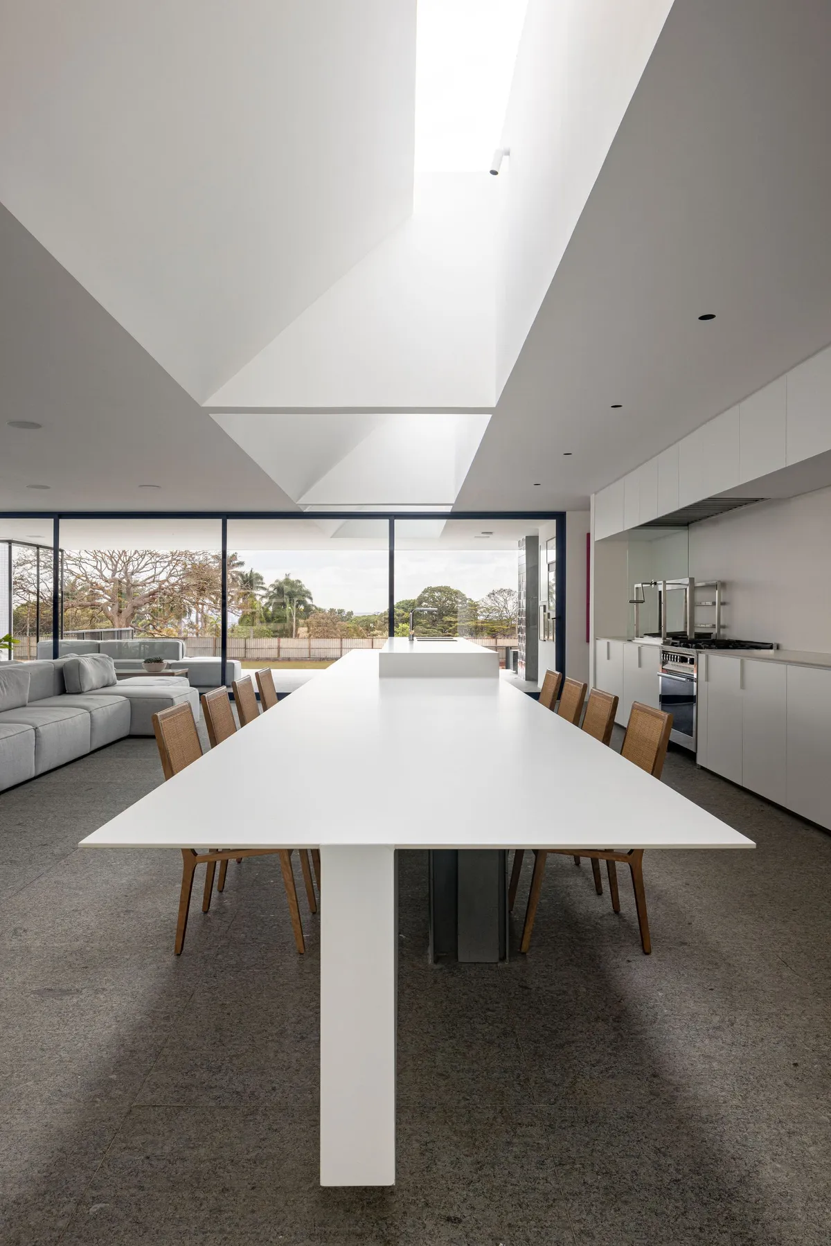 BLOCO Arquitetos Designs a Brasilia Home Around Five Inverted Beams and a Private Art Gallery