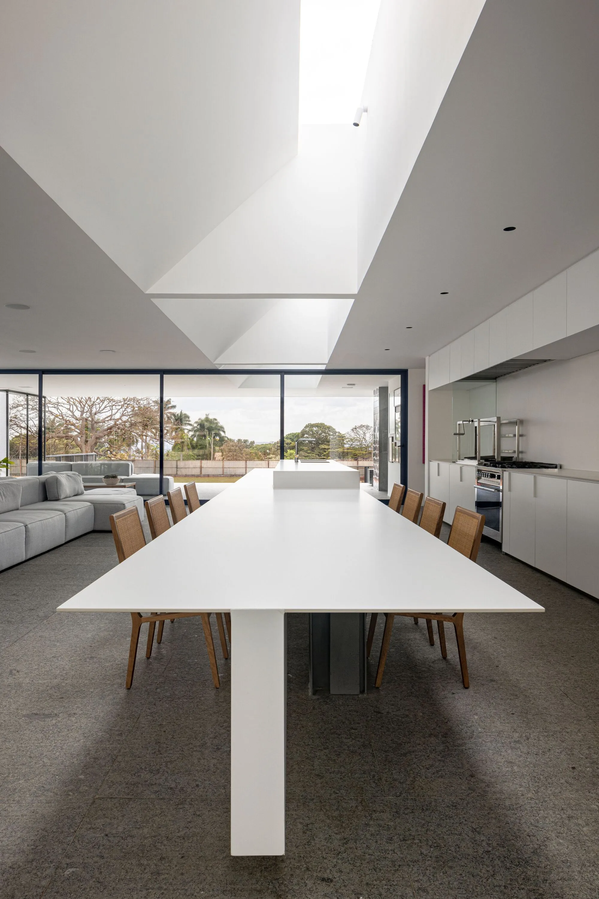 BLOCO Arquitetos Designs a Brasilia Home Around Five Inverted Beams and a Private Art Gallery