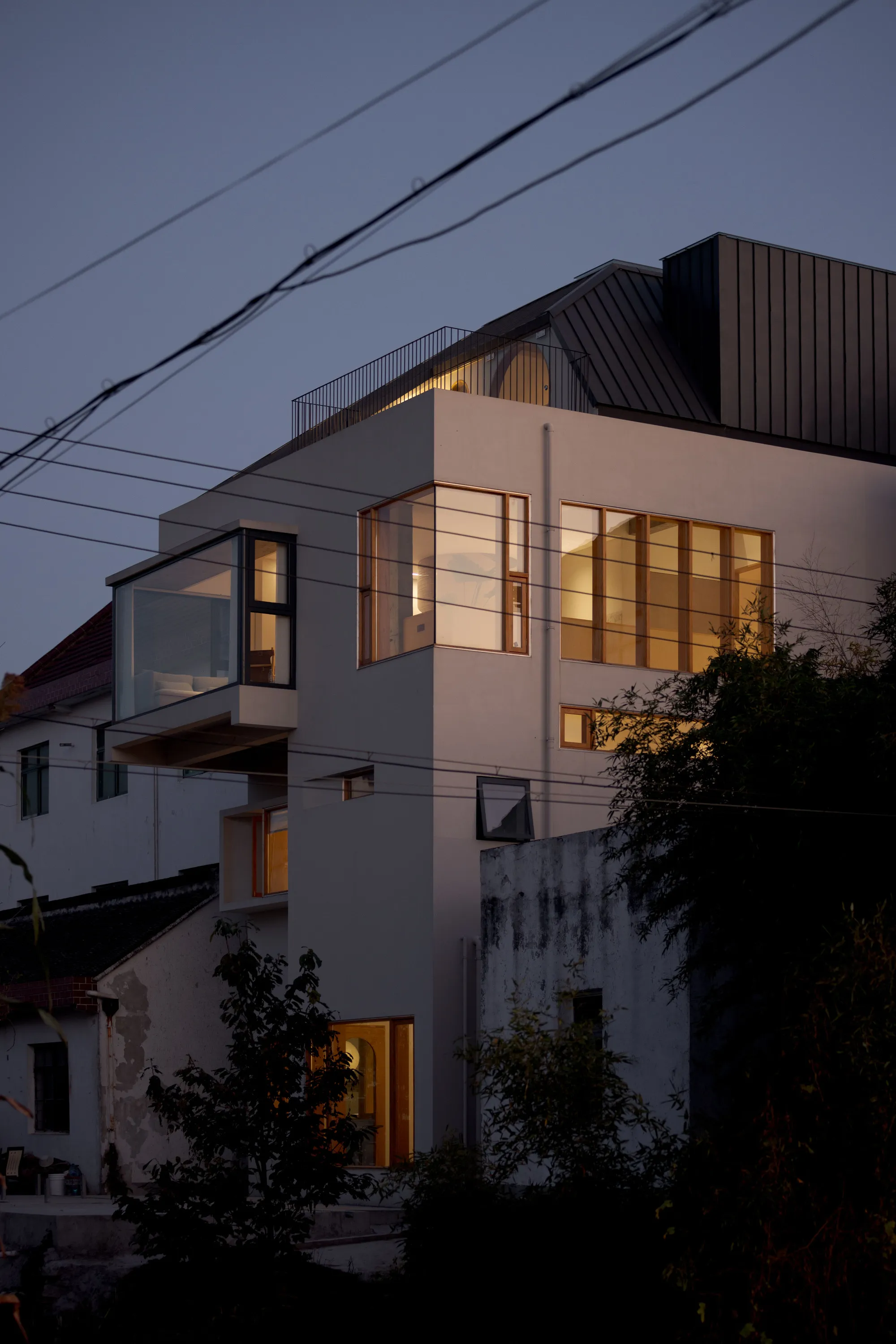 Displacement Architectural Design Rebuilds a Shanghai Farmhouse into a Compact Vertical Villa