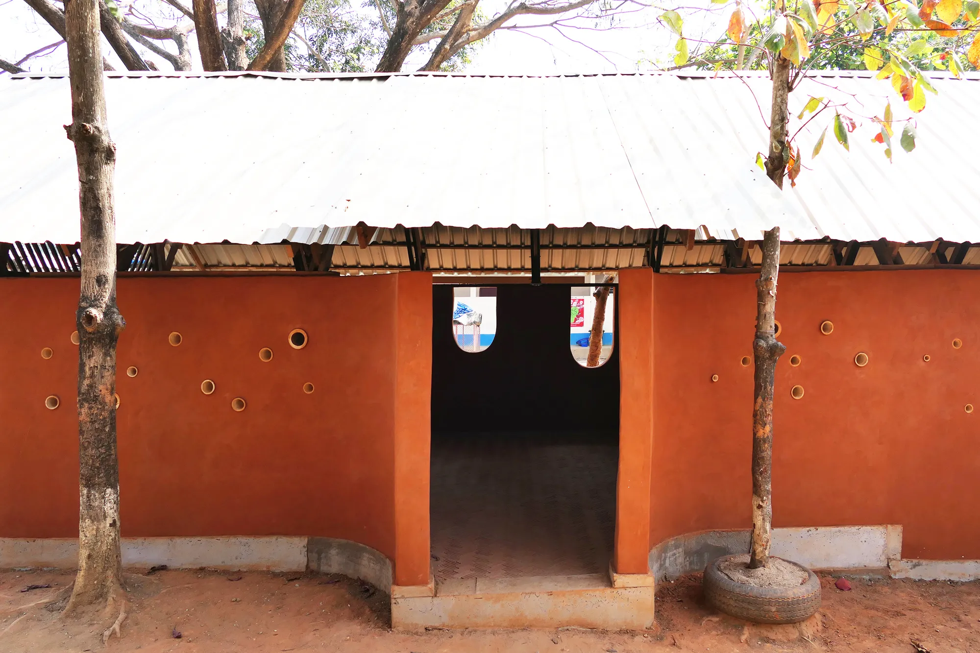 Simple Architecture Builds Rammed Earth Classrooms for Burmese Migrant Children on the Thai Border