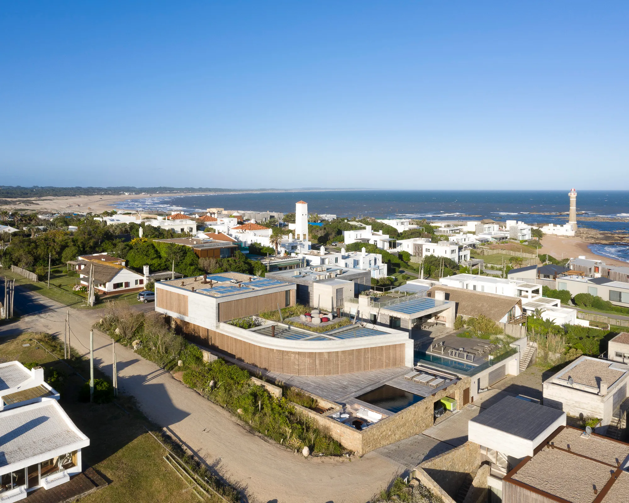 Grimaldi-Nacht Wraps a 50-Meter Lapacho Screen Around a Concrete House on Uruguay's Coast