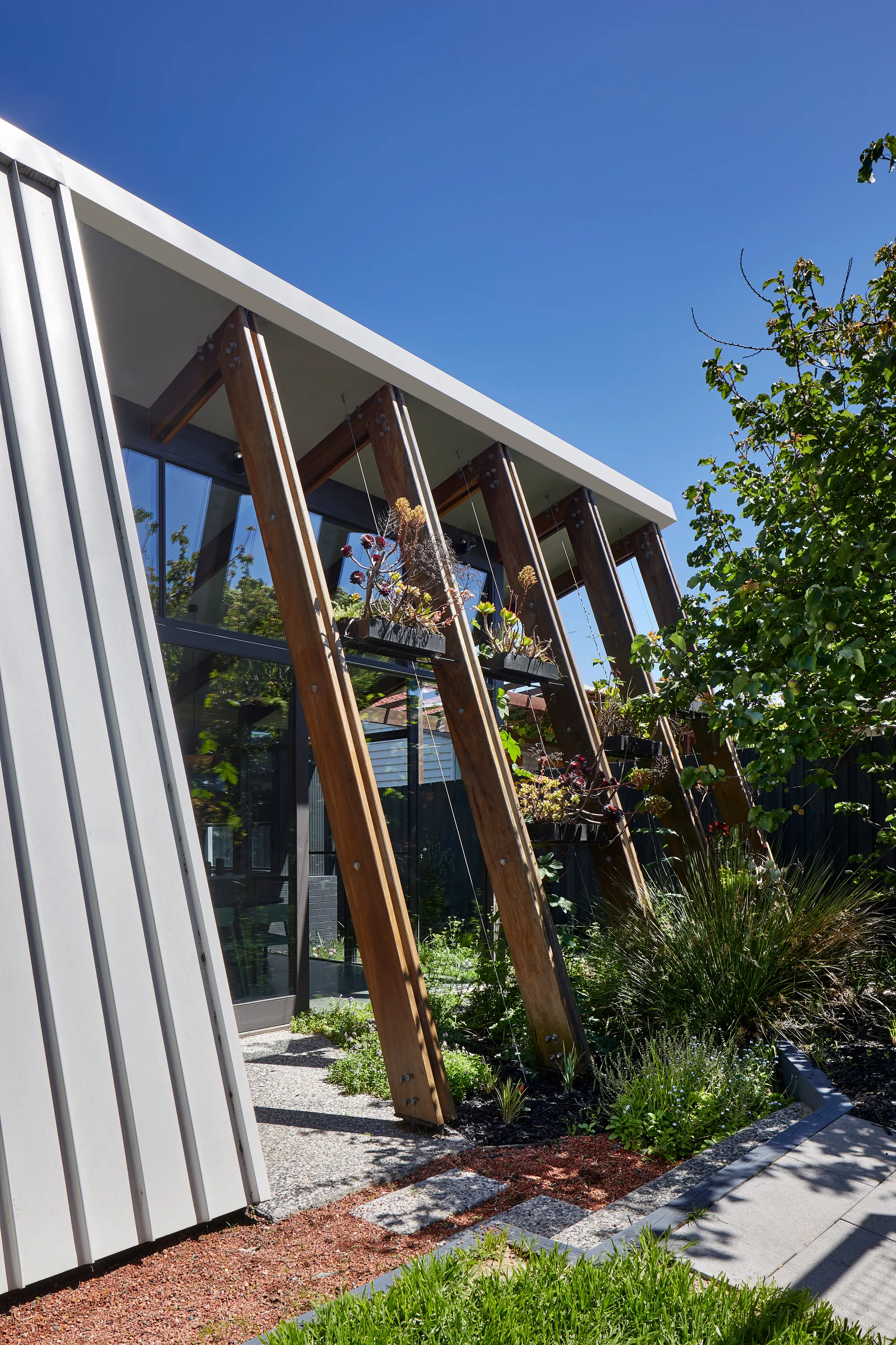 Bent Architecture Grows a Garden Pavilion from the Back of a Melbourne Period Home