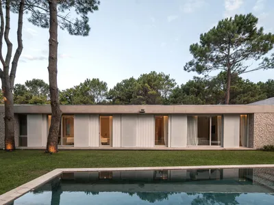 Jorgelina Tortorici & Asociados Builds a Pine-Wrapped Vacation House That Opens Wide to the Coast
