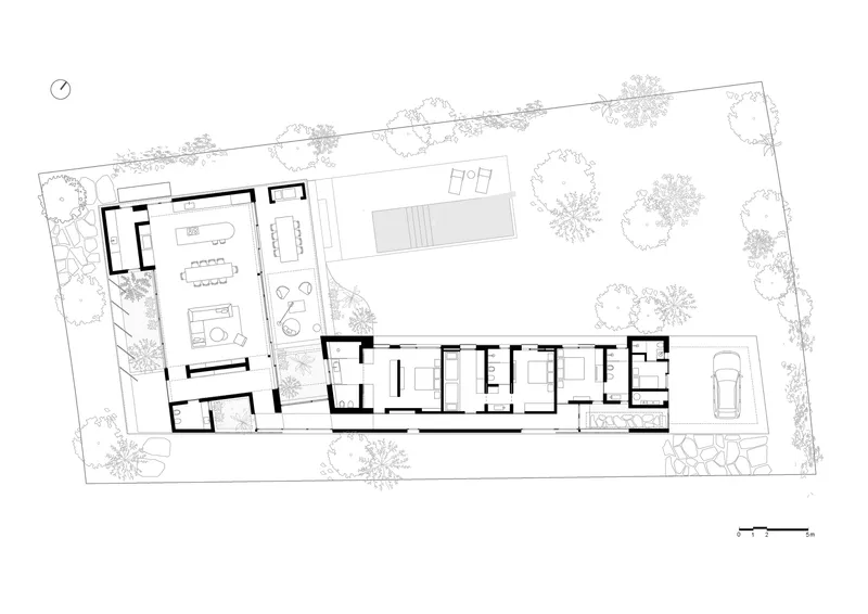 Floor plan drawing showing L-shaped volumes around a garden with pool and planted perimeter