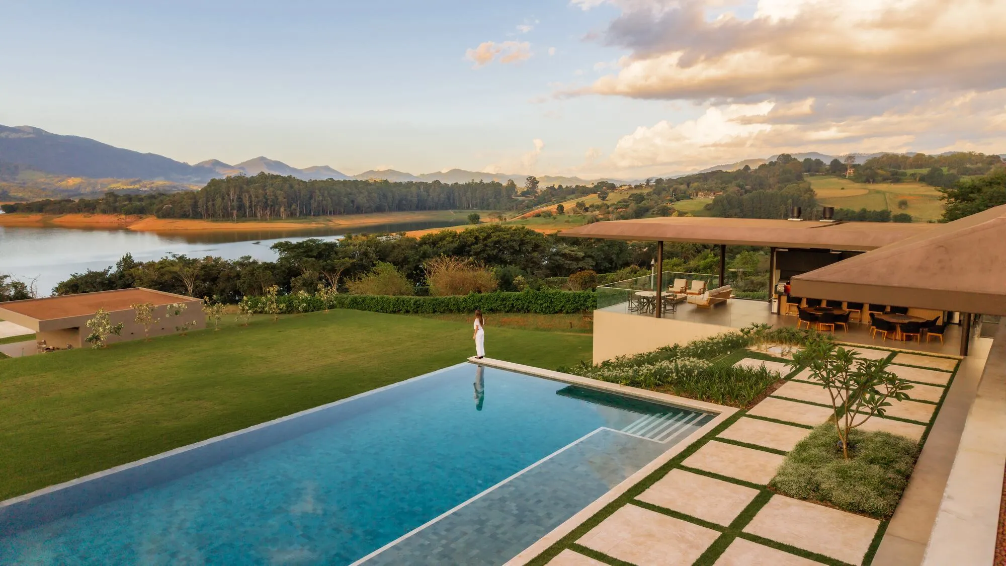 NGSTUDIO Stretches a Timber and Stone Residence Across a Brazilian Hillside Facing a Reservoir