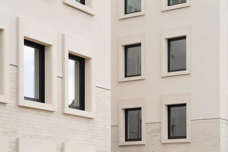 Close-up of the window embrasures and horizontal banding in pale plaster at the courtyard facade