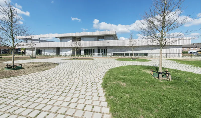 IKC de Geluksvogel sits within a green Maastricht setting, blending sustainable school architecture with open outdoor learning.