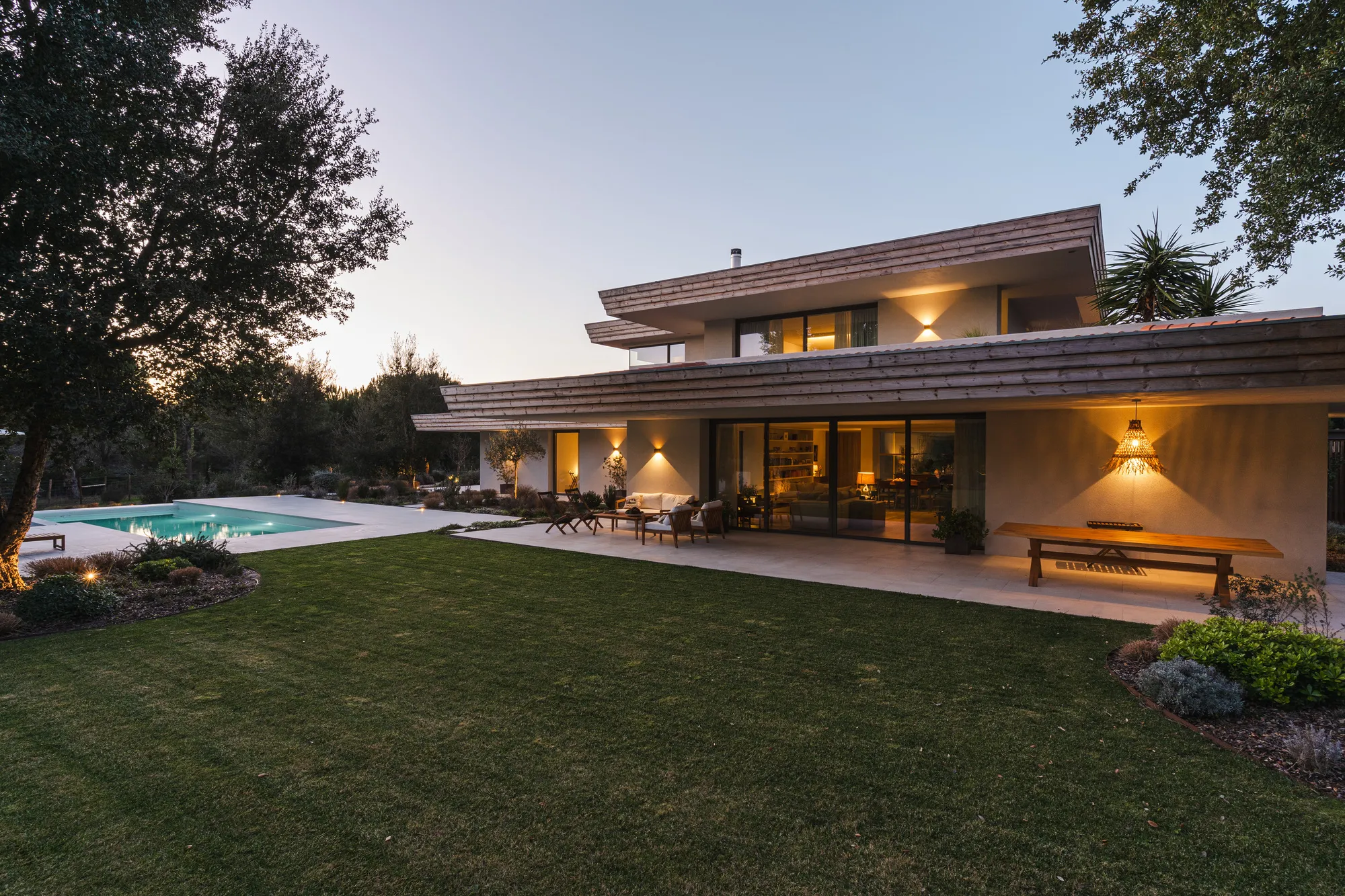 GSS arquitectos Stretches a Low House Toward the Arrábida Mountains in Sesimbra