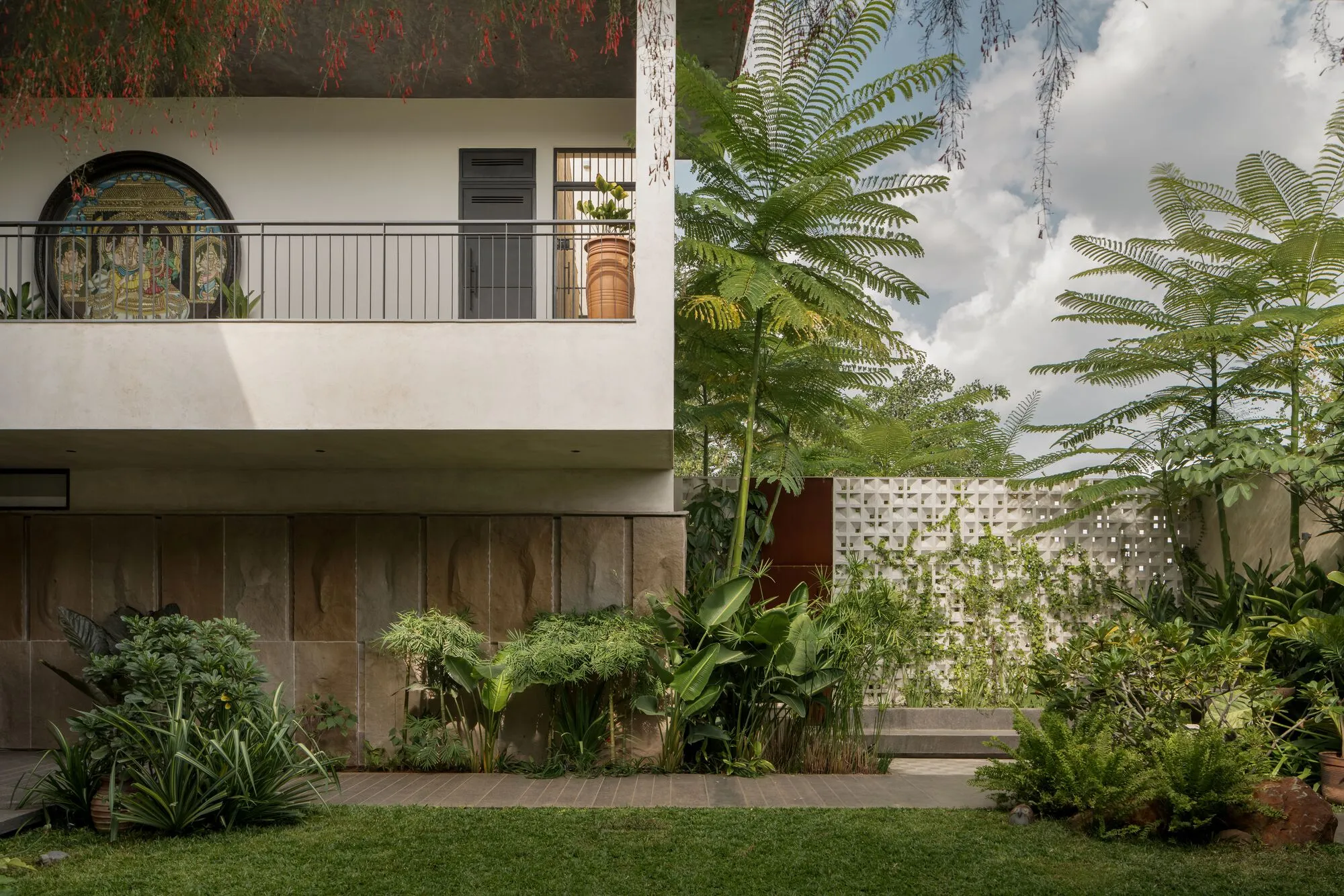 4Brick Studio Wraps a Bangalore Home in Rescued Sandstone for Two Doctors Seeking Quiet