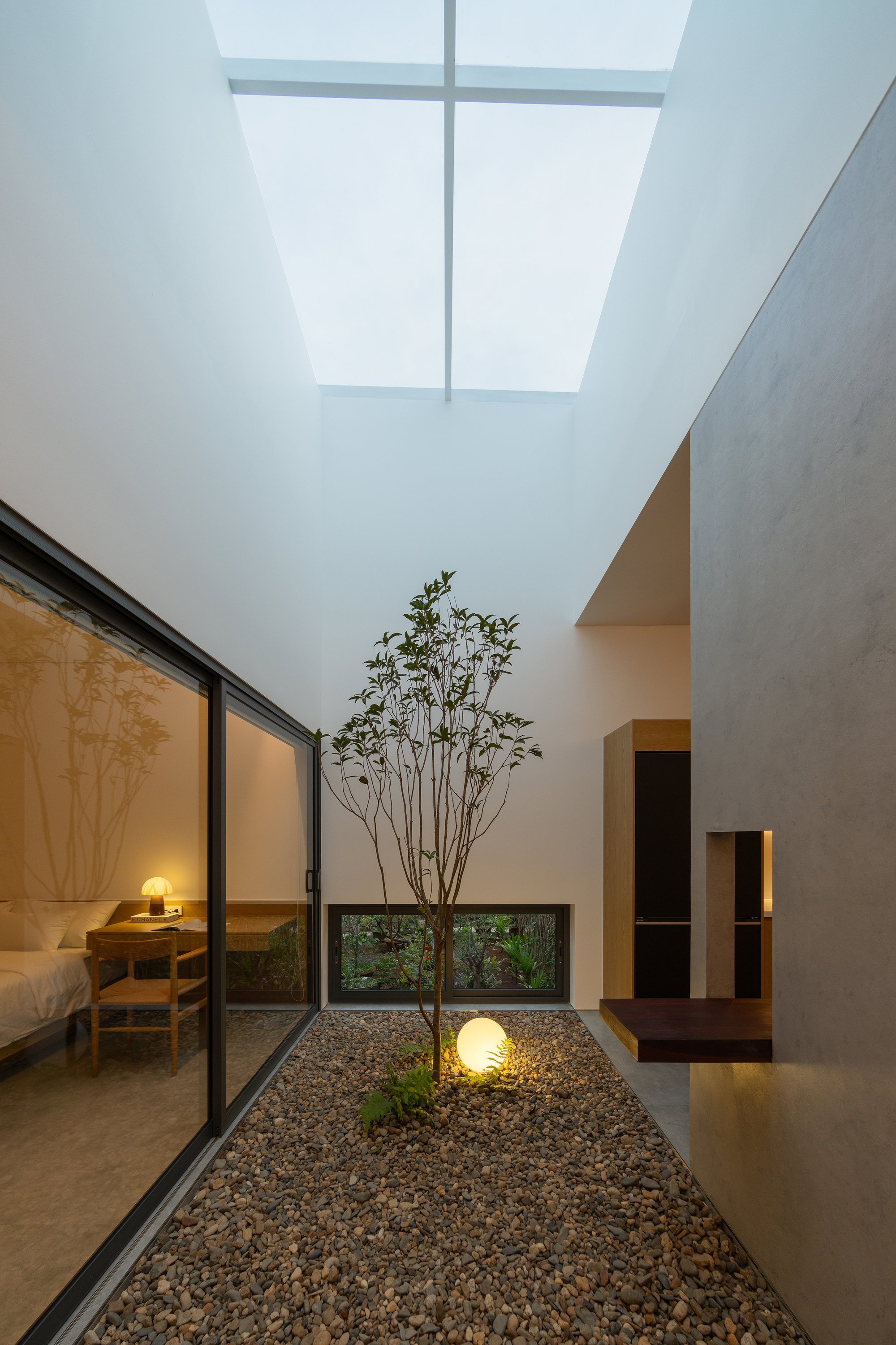 24Minimalist Architecture Wraps a Central Highlands Home Around an Open-Air Courtyard Garden