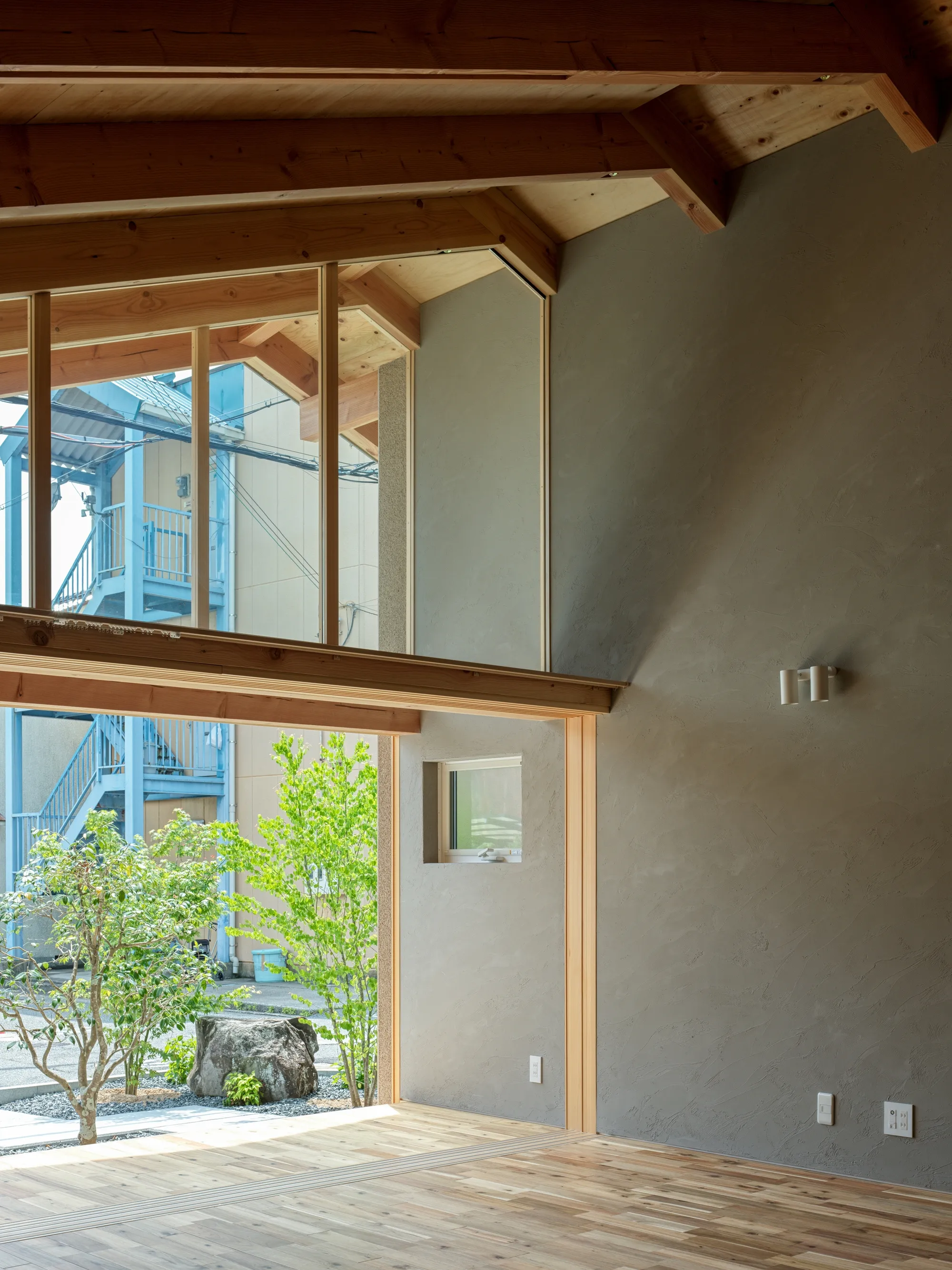KOMINORU Design Splits a Roof Open to Cool a Hyogo House from the Inside Out
