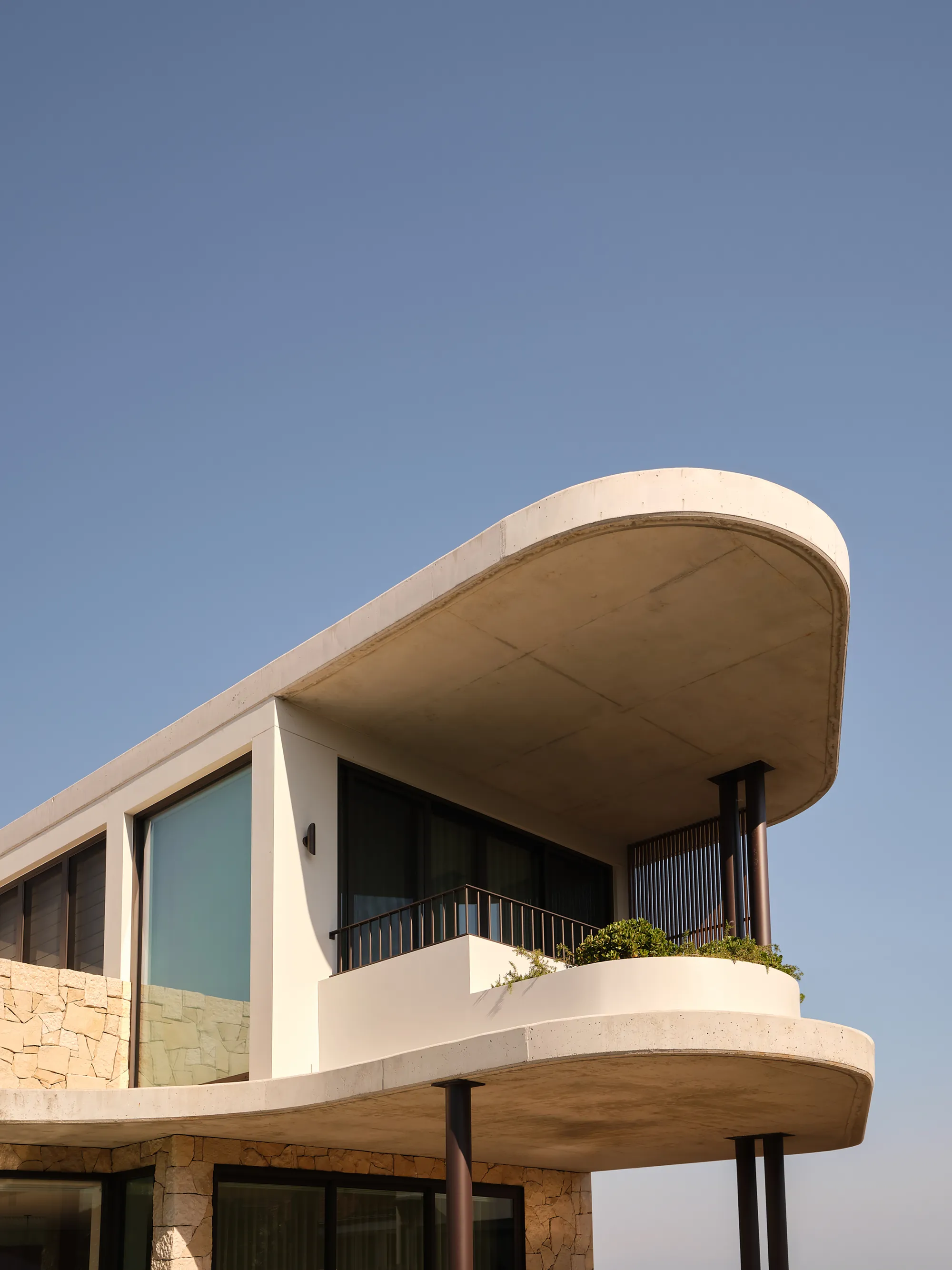Stanton Architects Sculpts a Curving Family Home into Sydney's Inner West Fabric