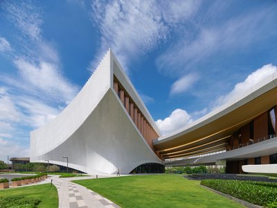 ZHA Translates the Flowing Silk Sleeves of Cantonese Opera into a Lakeside Cultural Center in Dongguan
