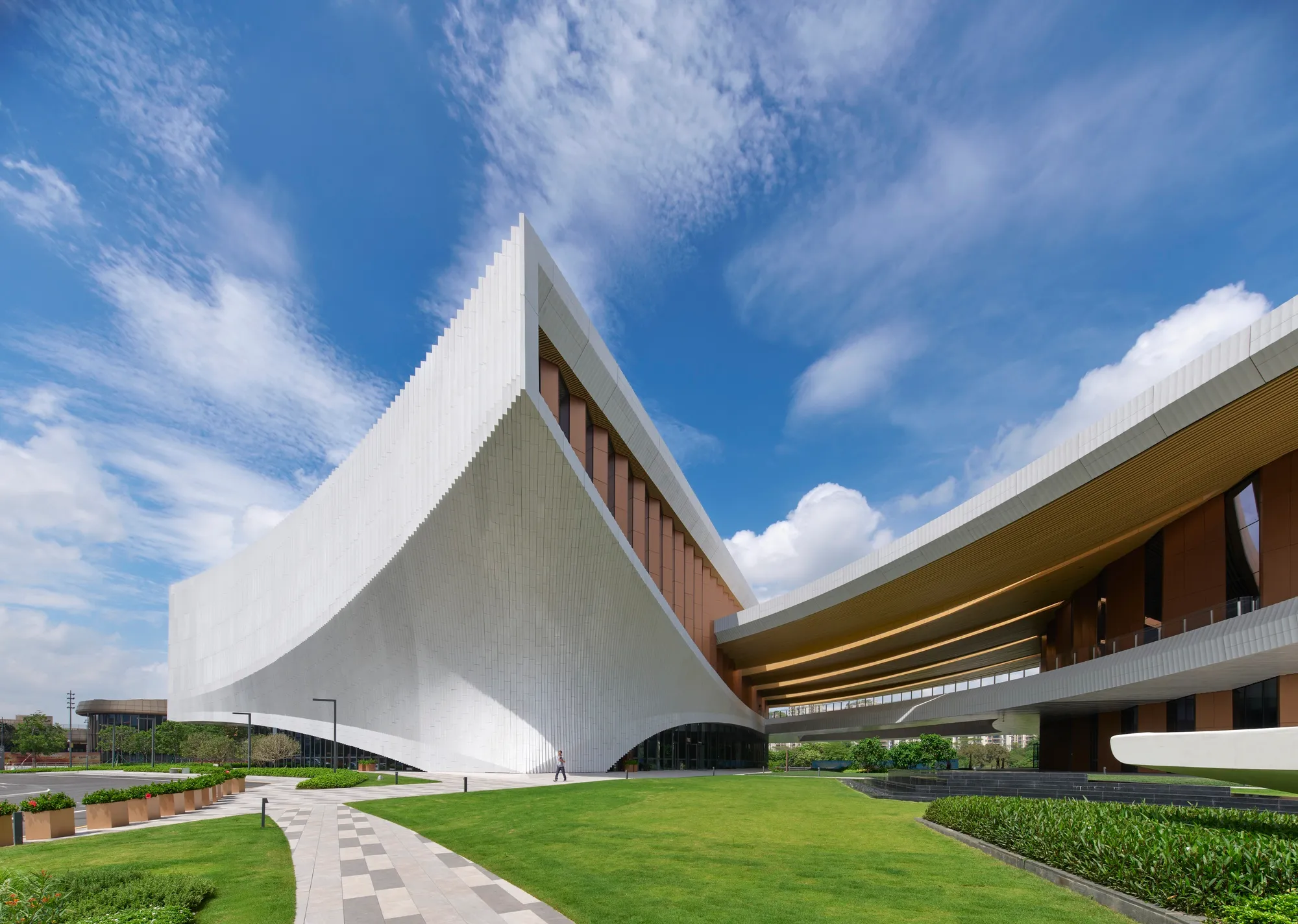 ZHA Translates the Flowing Silk Sleeves of Cantonese Opera into a Lakeside Cultural Center in Dongguan