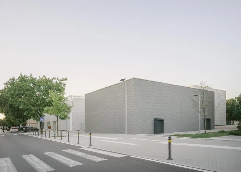 The gymnasium with its regulation basketball court. Photo © Aldo Amoretti