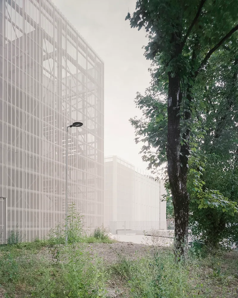 The pleated metal skin wrapping the complex. Photo © Aldo Amoretti