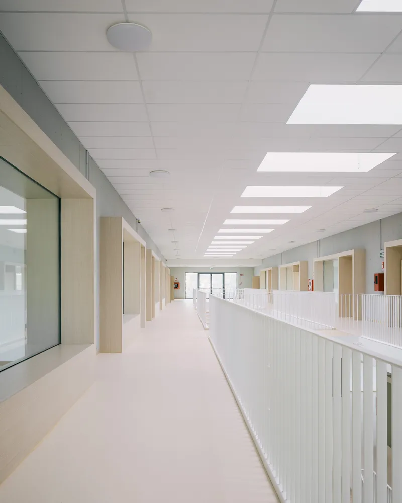 Glazed surfaces connect classrooms and corridors. Photo © Aldo Amoretti