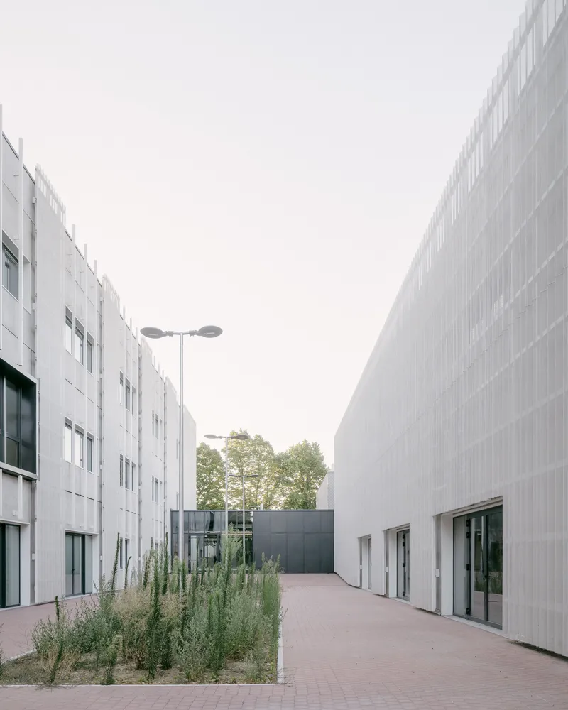 The internal semi-public street along the axis of the school entrance. Photo © Aldo Amoretti
