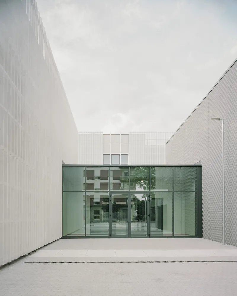The entrance seen from the School Promenade. Photo © Aldo Amoretti