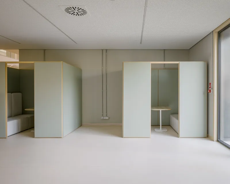 Booths for informal study and group work. Photo © Aldo Amoretti
