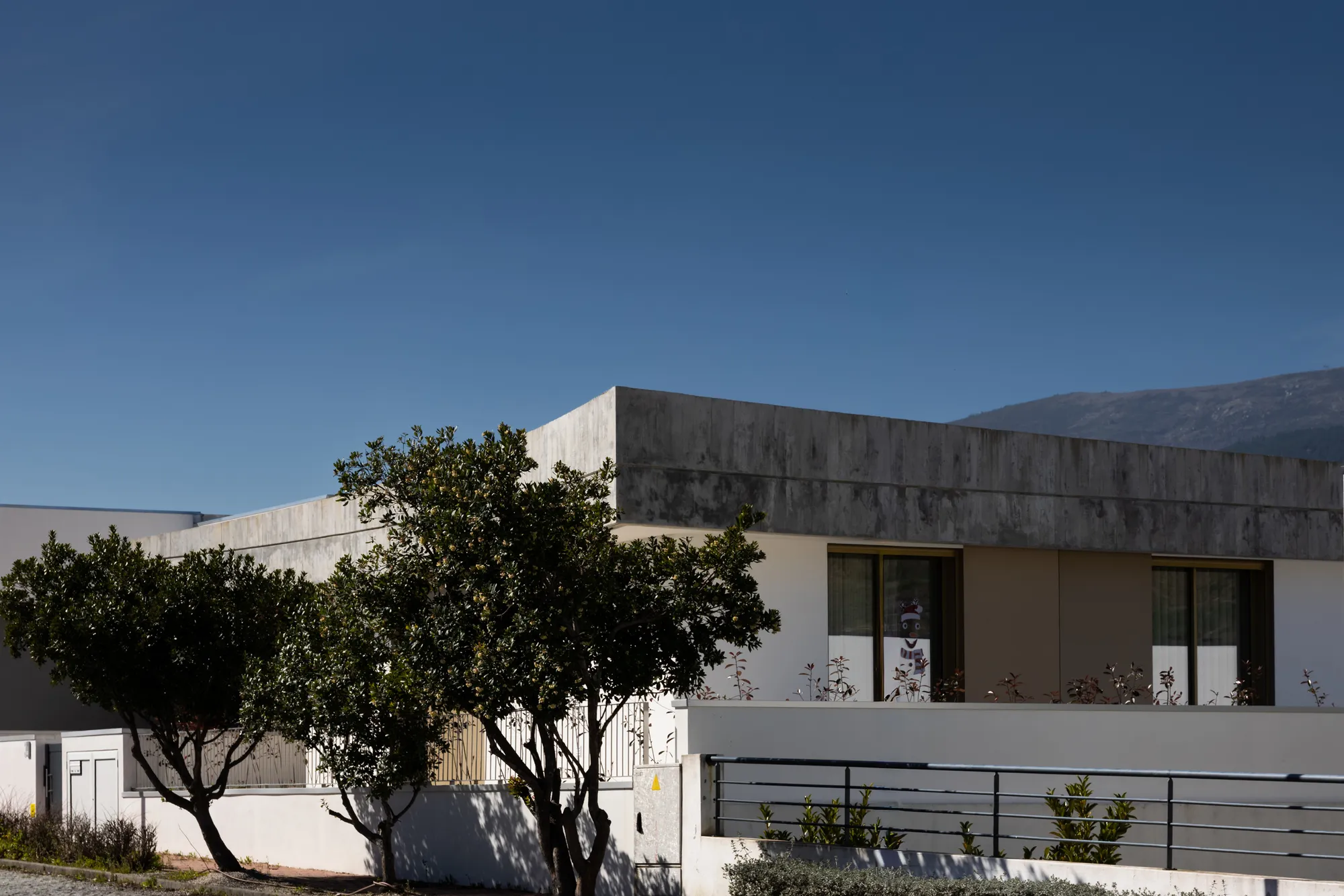 PLATAFORMArq Folds a Concrete Roof Over the Portuguese Mountains in House #474
