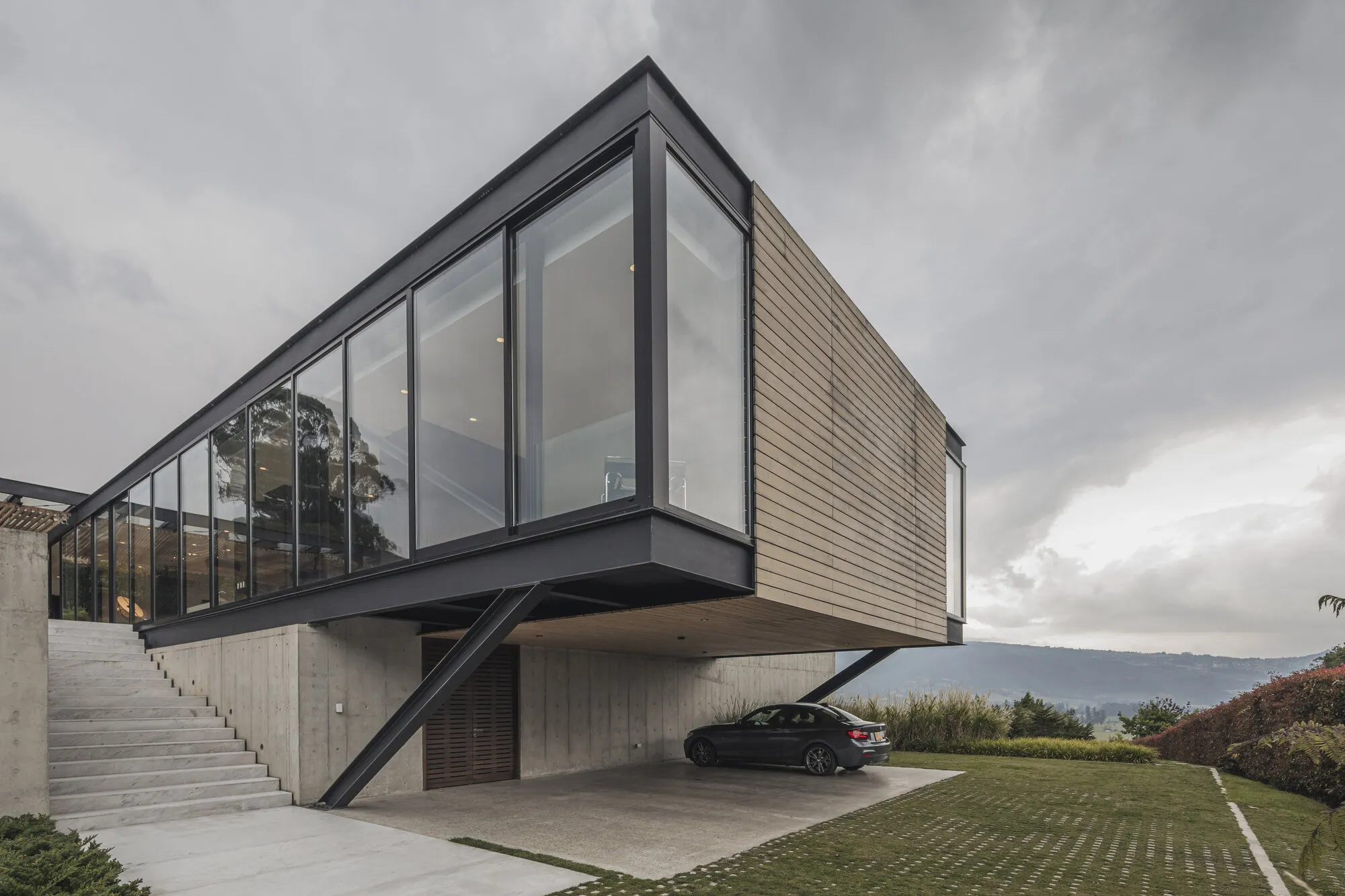 Alto Arquitectura Suspends a Steel-Framed Glass Pavilion Over the Colombian Highlands