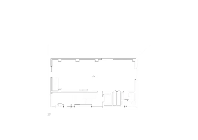 Floor plan of the fifth level showing a large gallery space with service rooms along the right edge