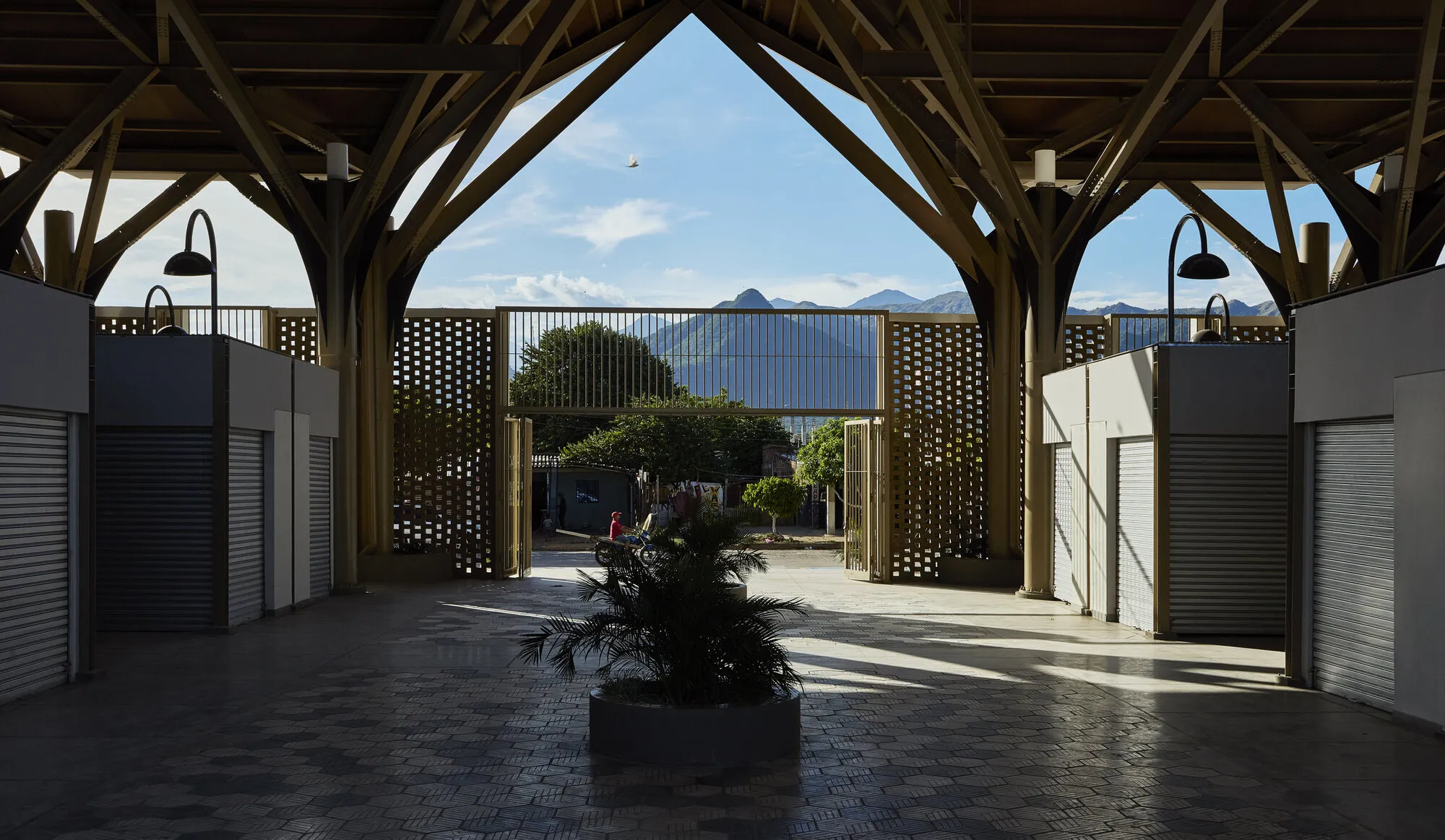 Tarq Studio Rejects Air Conditioning and Builds Valledupar a Market That Breathes