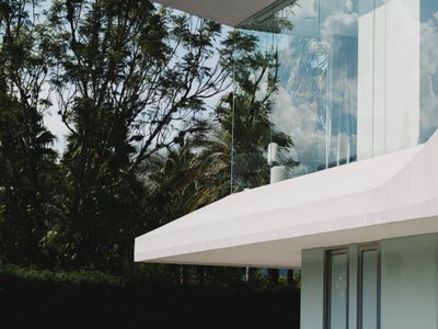 Felipe Escudero Folds a White Concrete Ribbon into a House in Cumbayá, Ecuador