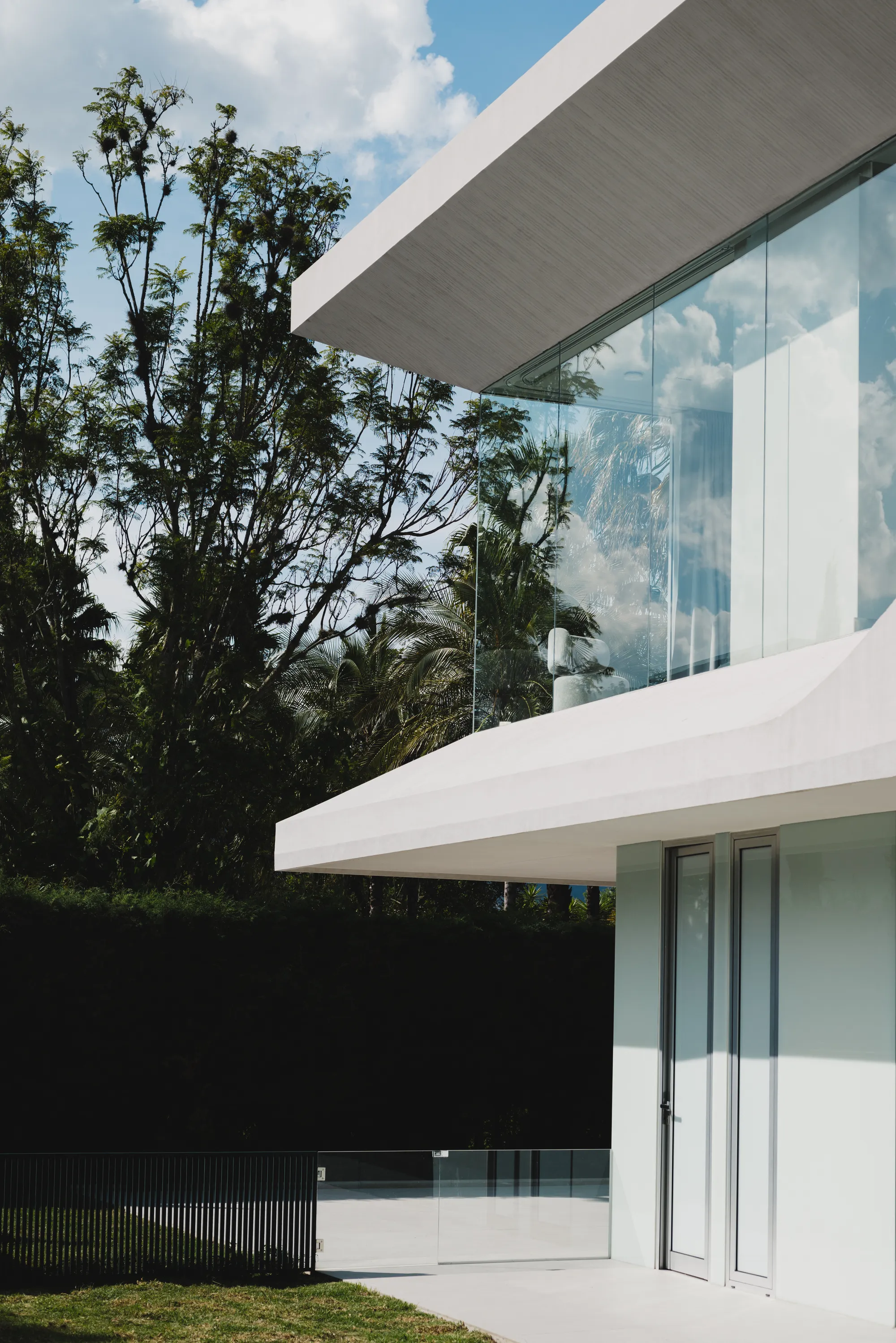 Felipe Escudero Folds a White Concrete Ribbon into a House in Cumbayá, Ecuador