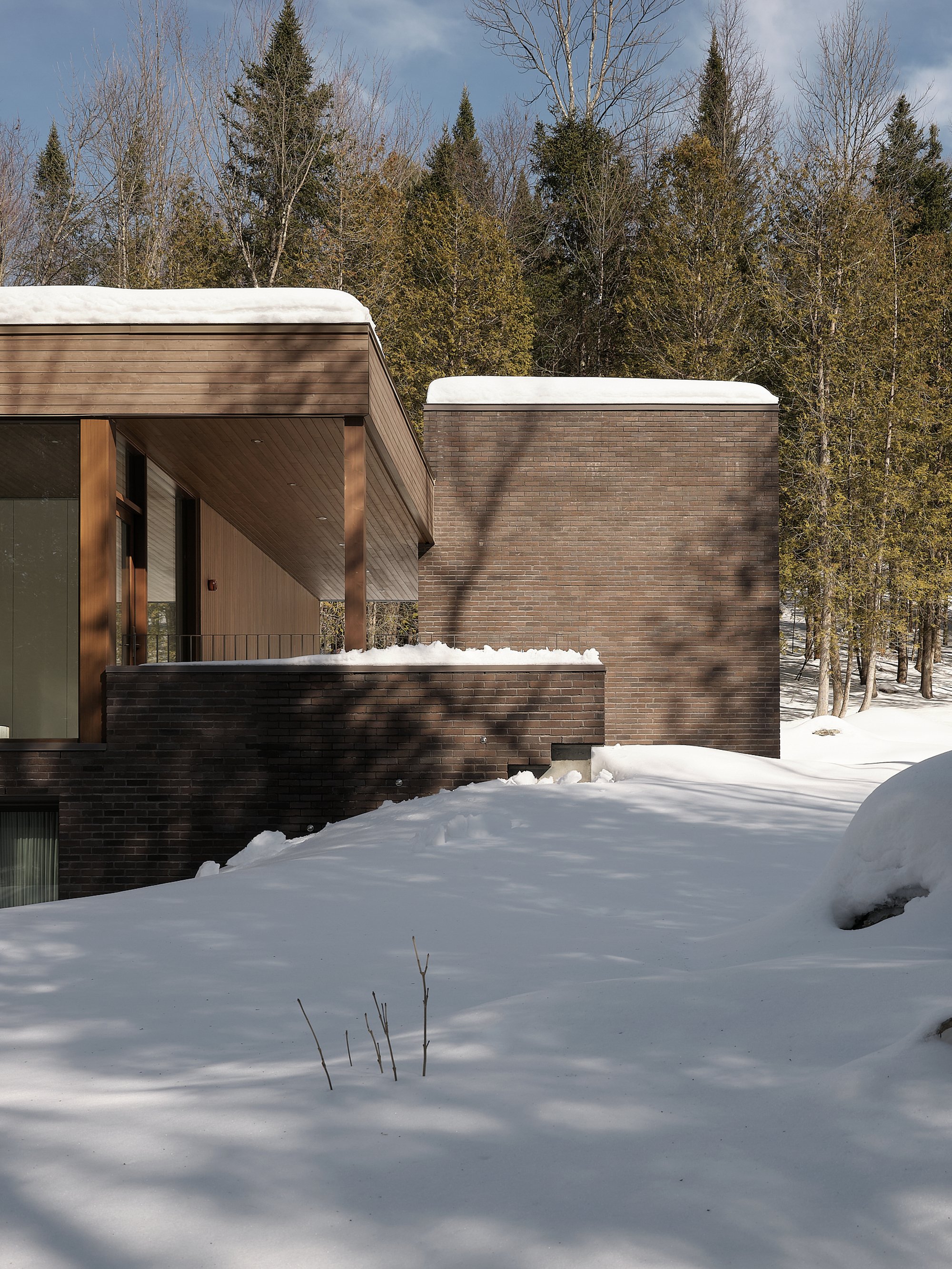 Jérôme Lapierre Architecte Scatters a Family Retreat Across a Quebec Hillside Between Lake and Forest