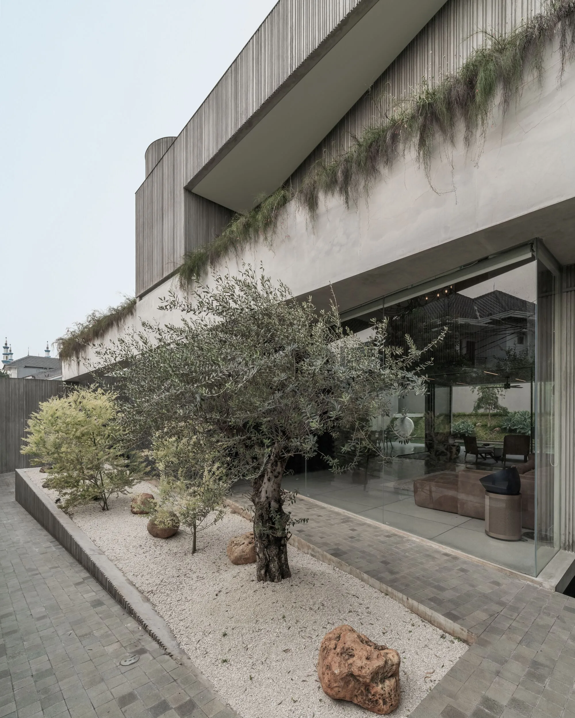Wiyoga Nurdiansyah Composes Three Volumes into a Quiet Family Compound in South Jakarta