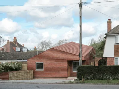 Ampuero Yutronic Fits a Family Home into Two Former Garages on a Trapezoidal Plot in Surrey