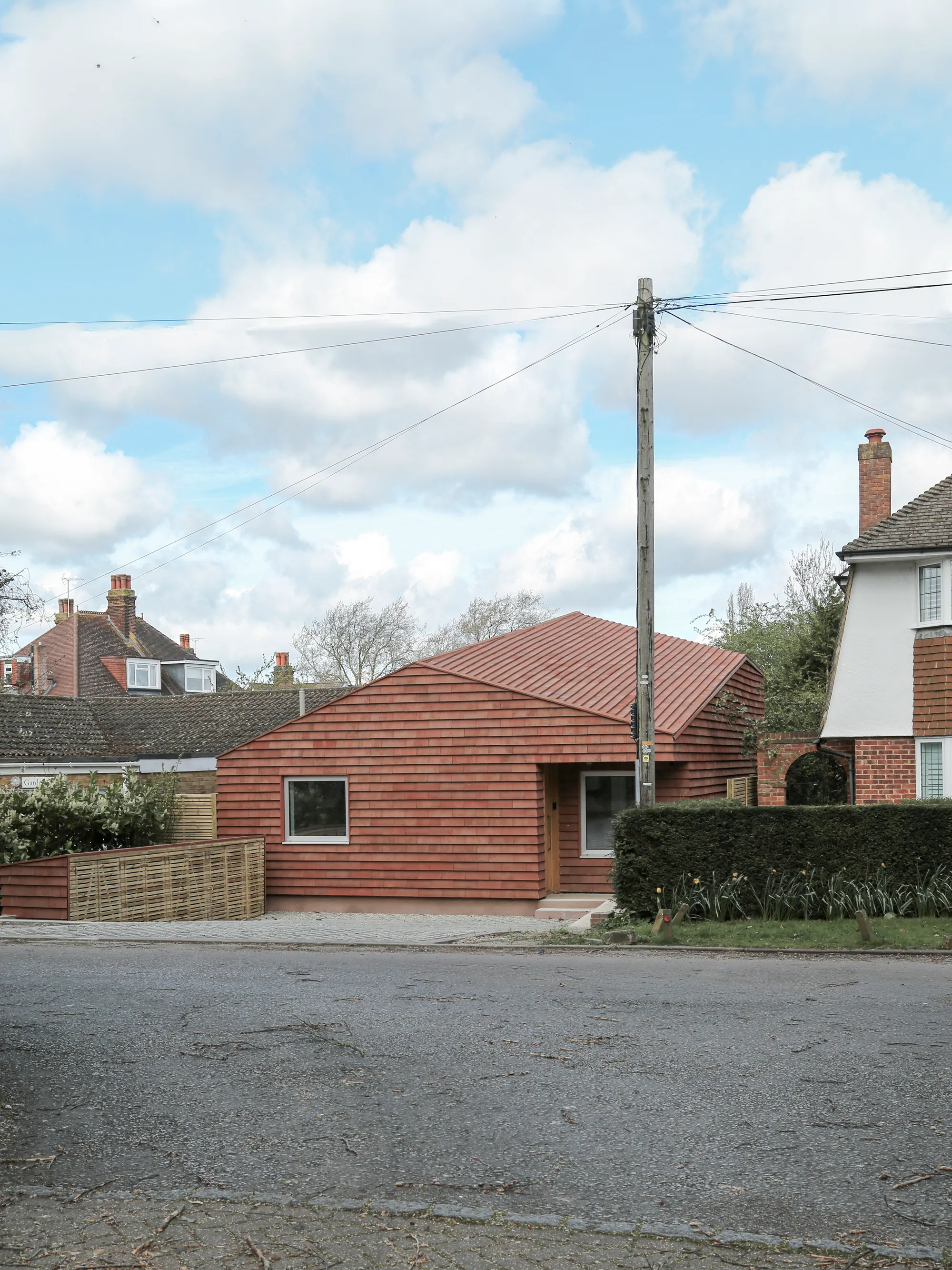 Ampuero Yutronic Fits a Family Home into Two Former Garages on a Trapezoidal Plot in Surrey