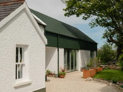 Pasparakis Friel Extends a Donegal Farmhouse into a Live-Work Gallery on the Bog