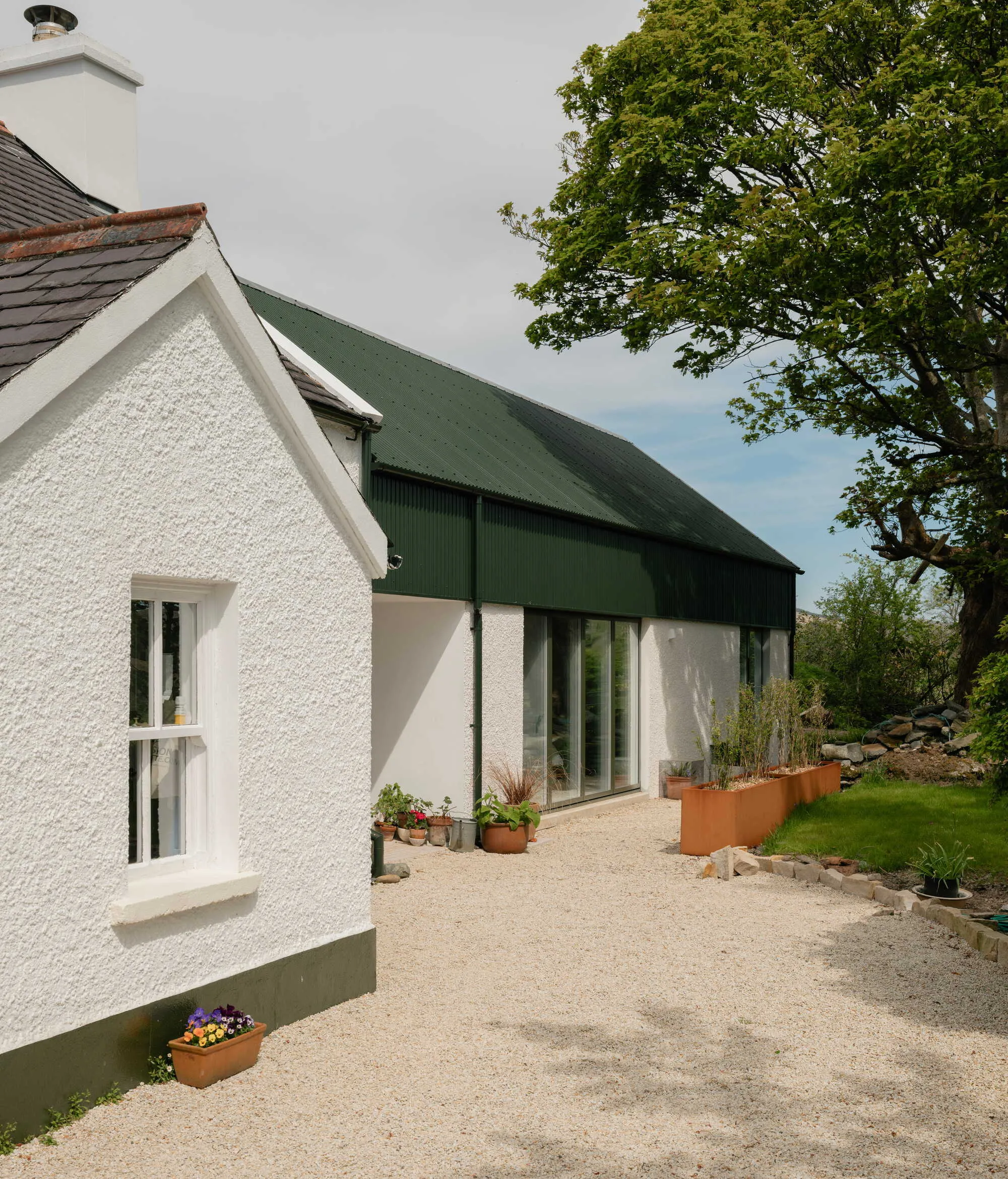 Pasparakis Friel Extends a Donegal Farmhouse into a Live-Work Gallery on the Bog